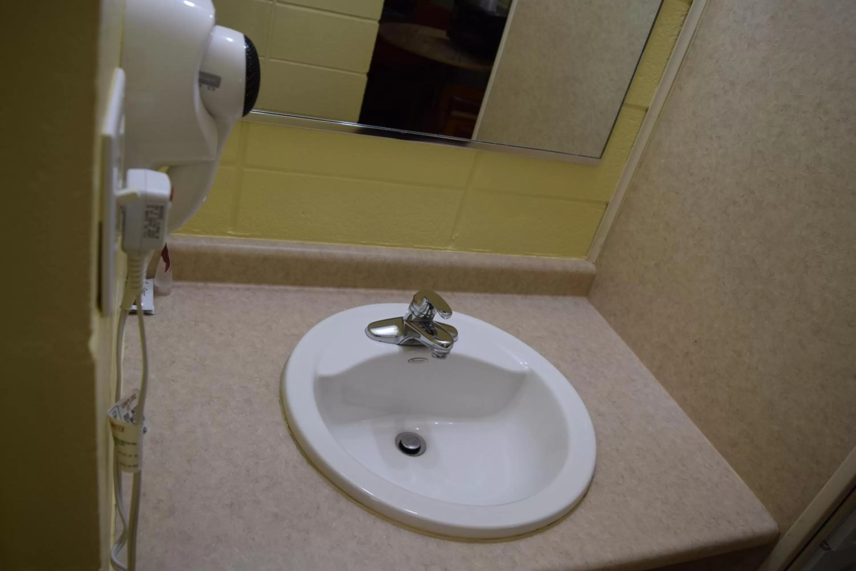 Bathroom in White Oaks Motel Pennsville/Carneys Point