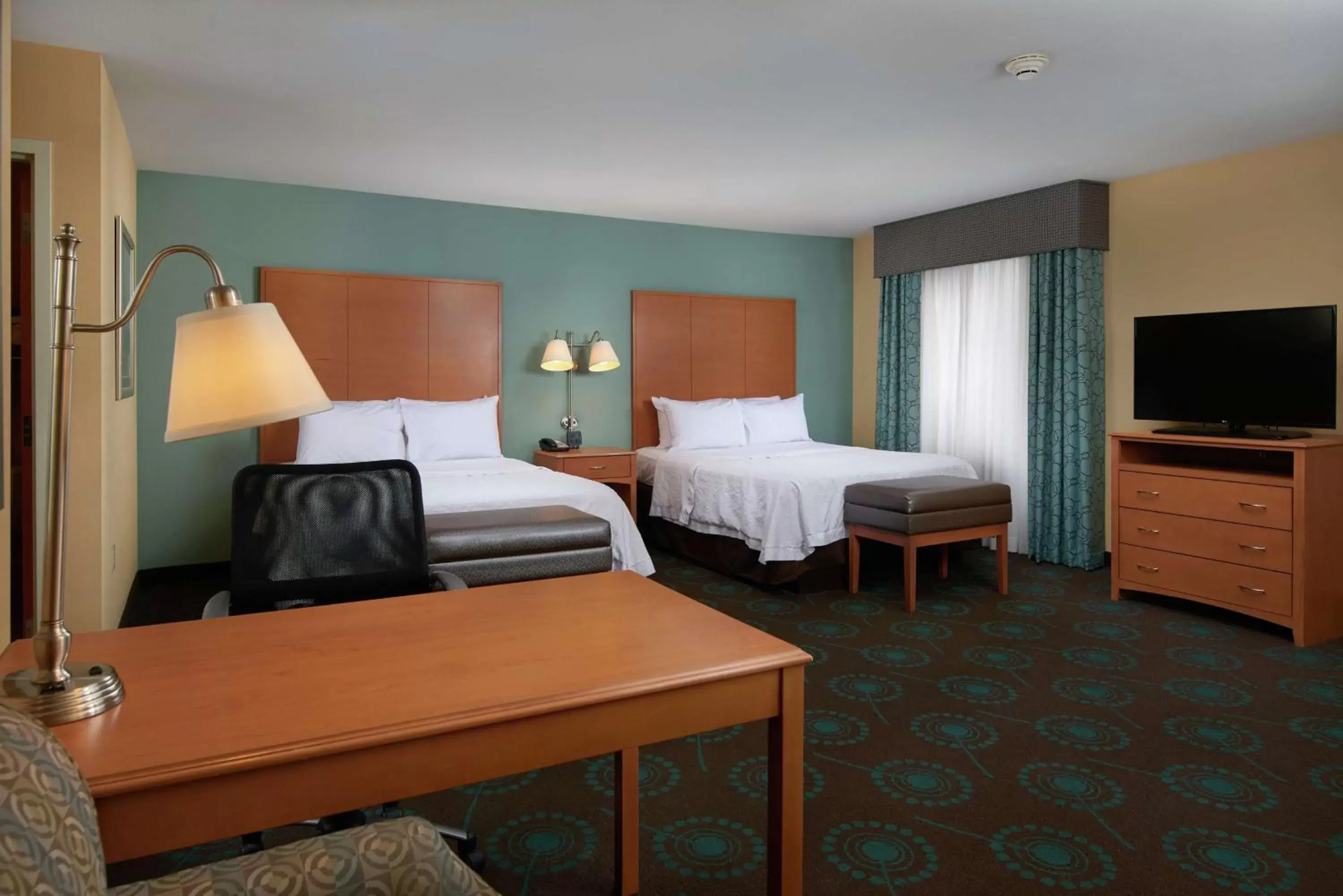 Bedroom, Bed in Hampton Inn & Suites Canton