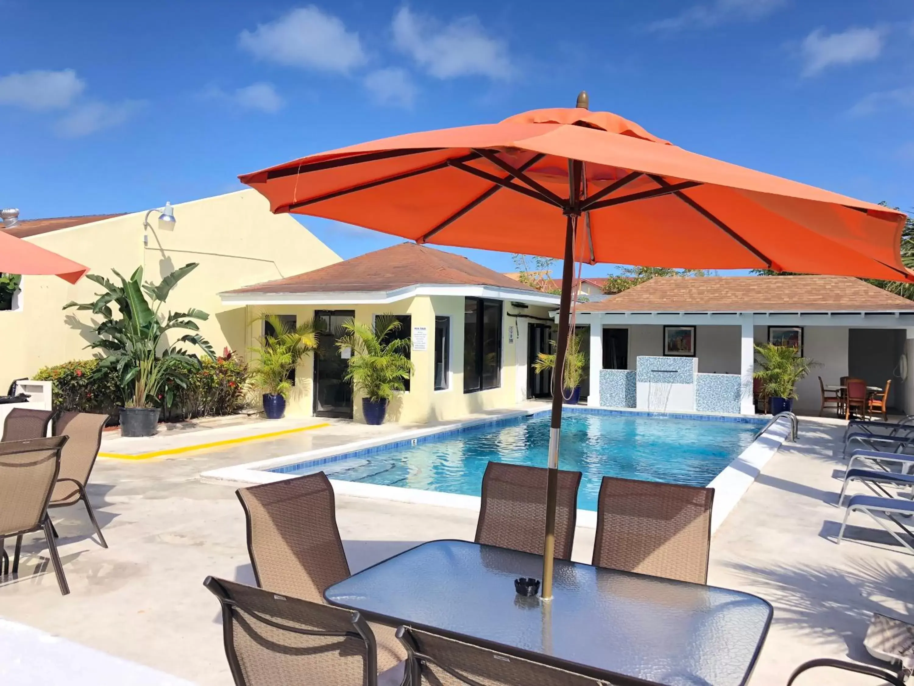 Swimming Pool in Colony Club Inn & Suites