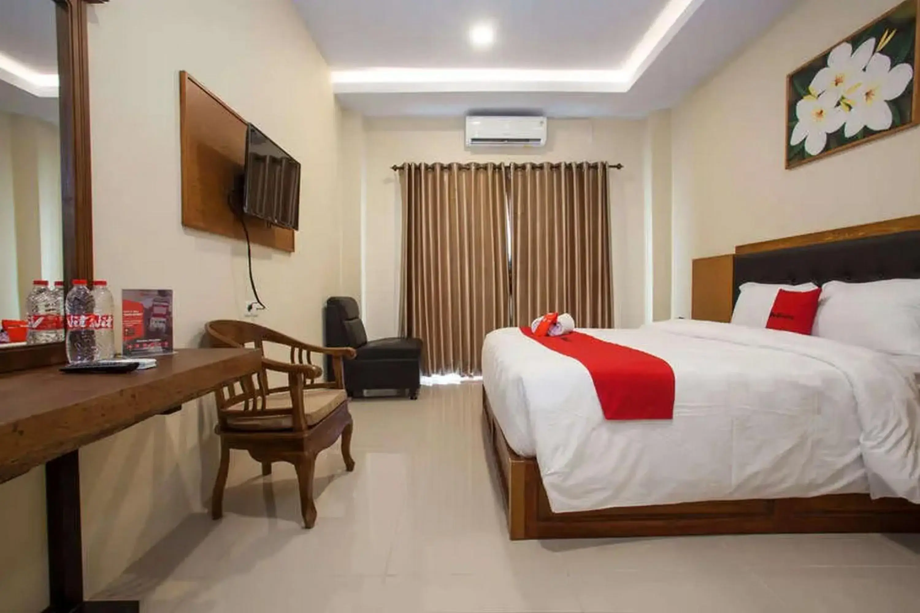 Bed in RedDoorz Premium @ Jalan Cengkeh Malang Bed in RedDoorz Premium @ Jalan Cengkeh Malang