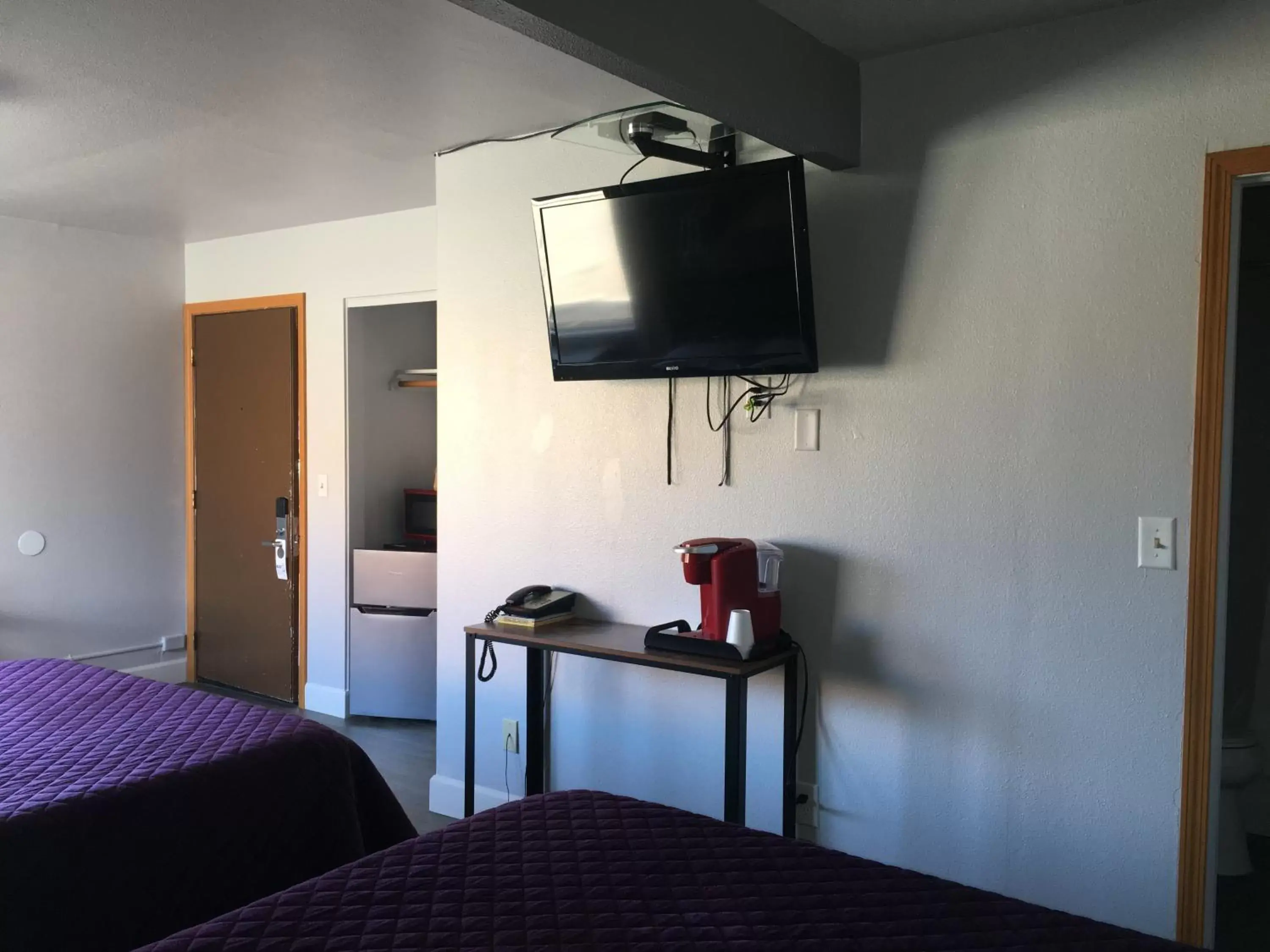 Queen Room with Two Queen Beds - Non-Smoking in Aircrest Motel Queen Room with Two Queen Beds - Non-Smoking in Aircrest Motel