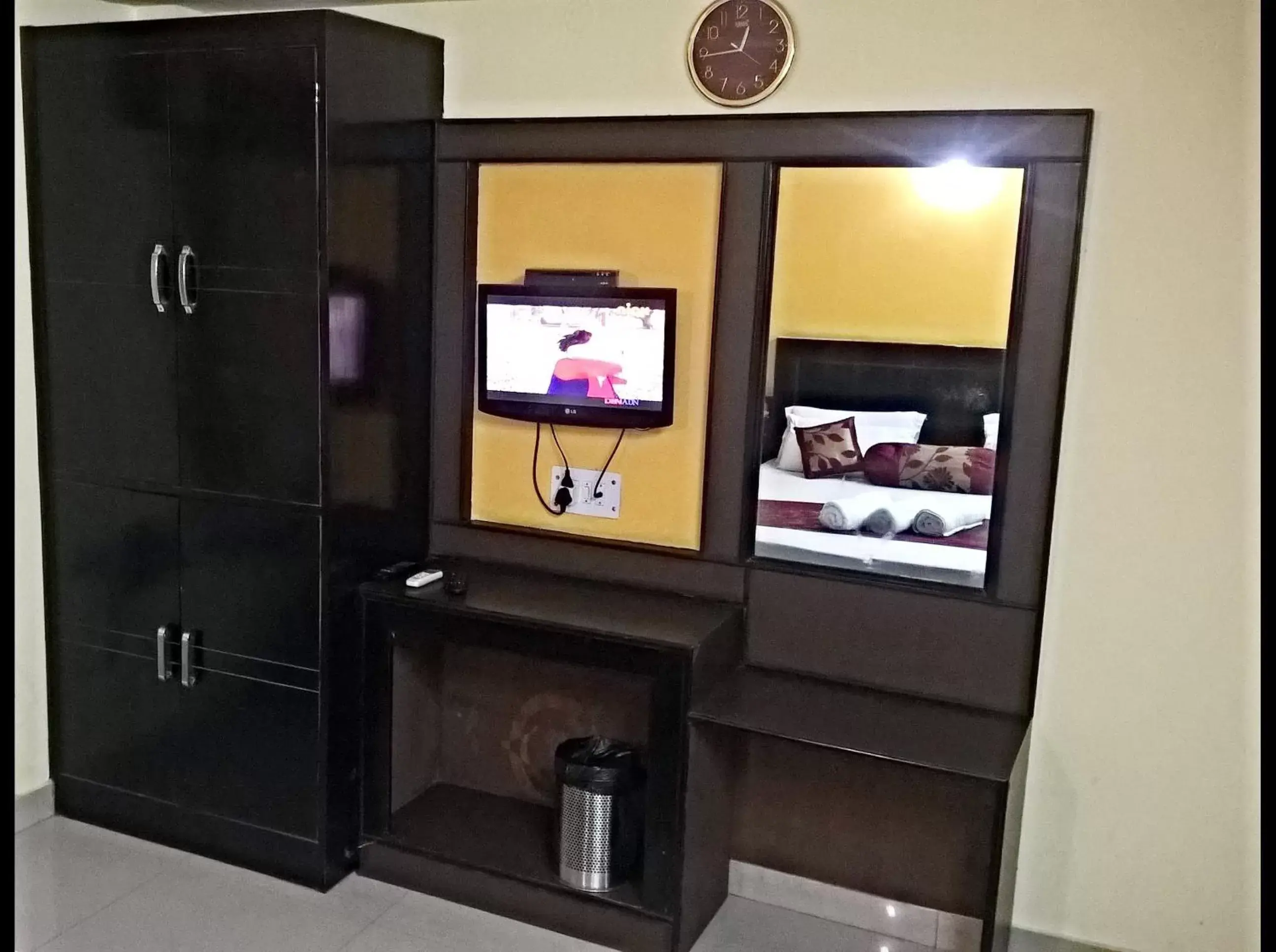 TV and multimedia, TV/Entertainment Center in Hotel Su Shree Continental 5 Minutes Walk From New Delhi Railway Station