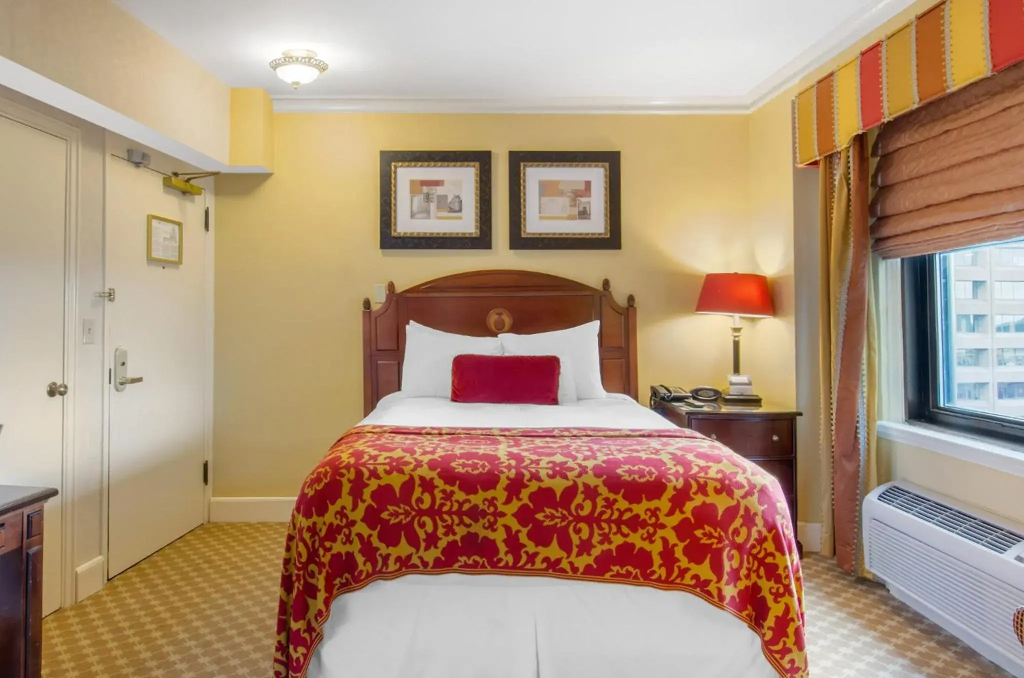 Photo of the whole room, Bed in Boston Omni Parker House Hotel