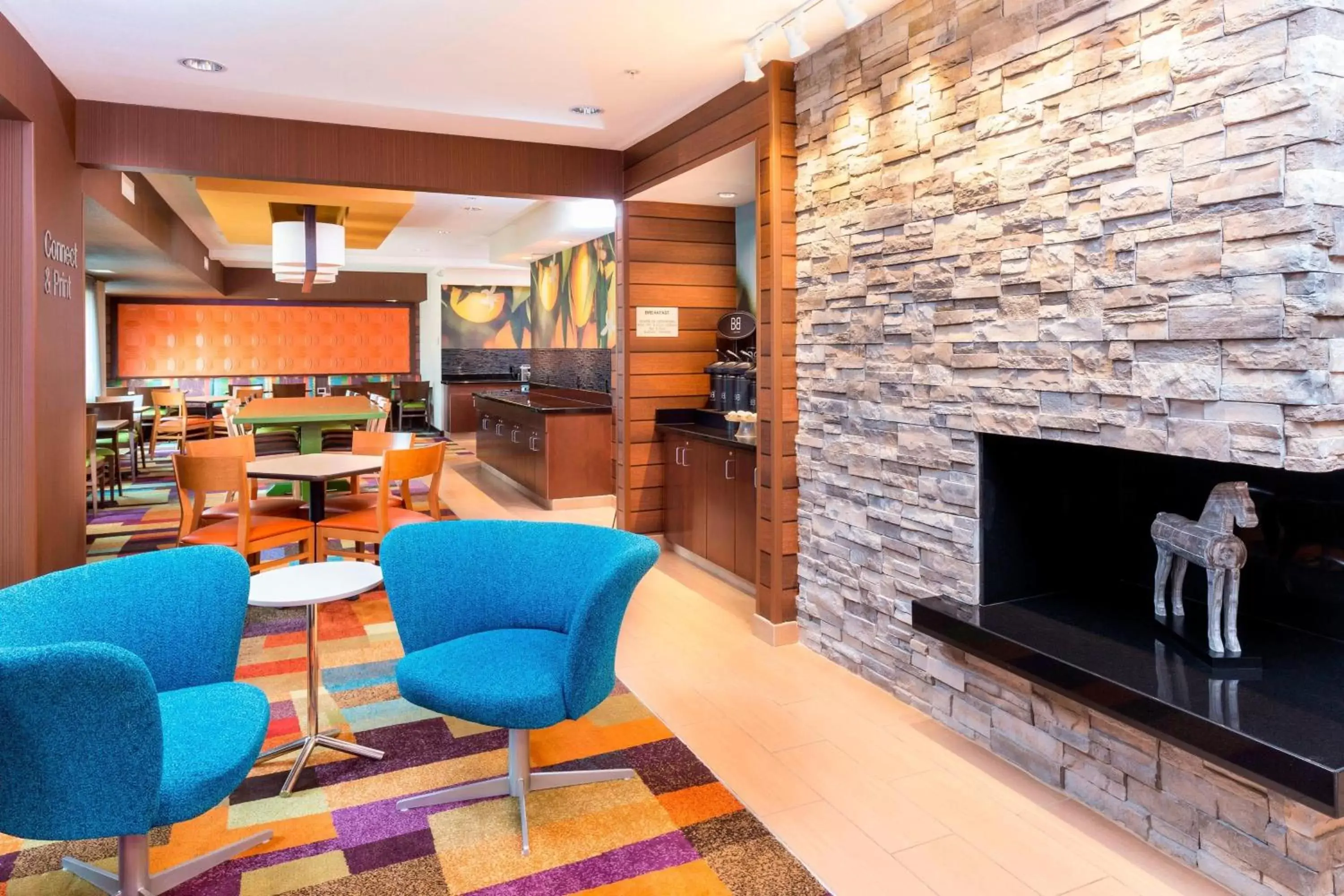 Lobby or reception, Lounge/Bar in Fairfield Inn & Suites by Marriott Galesburg