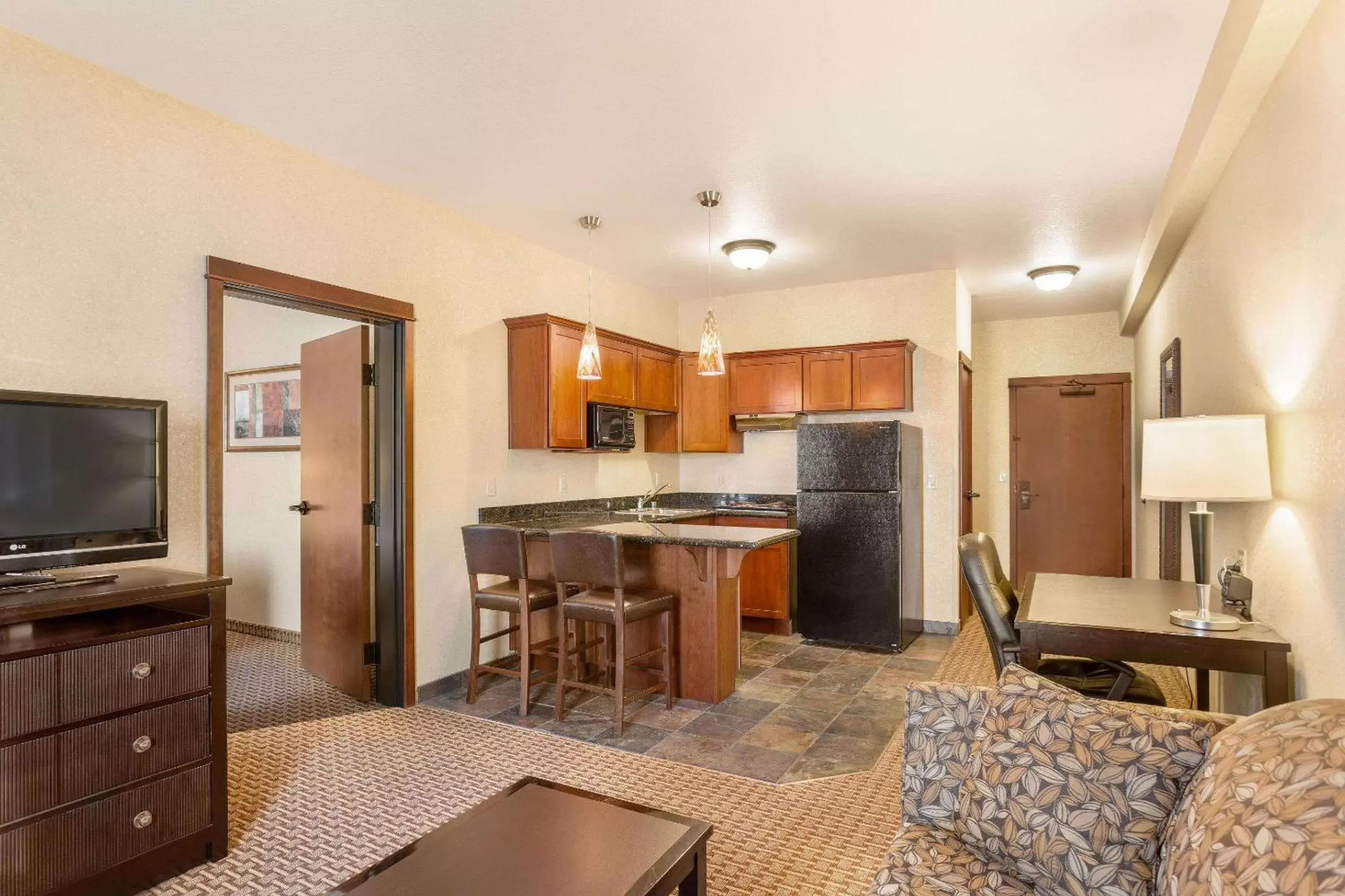 Photo of the whole room, Kitchen/Kitchenette in Comfort Suites Moses Lake