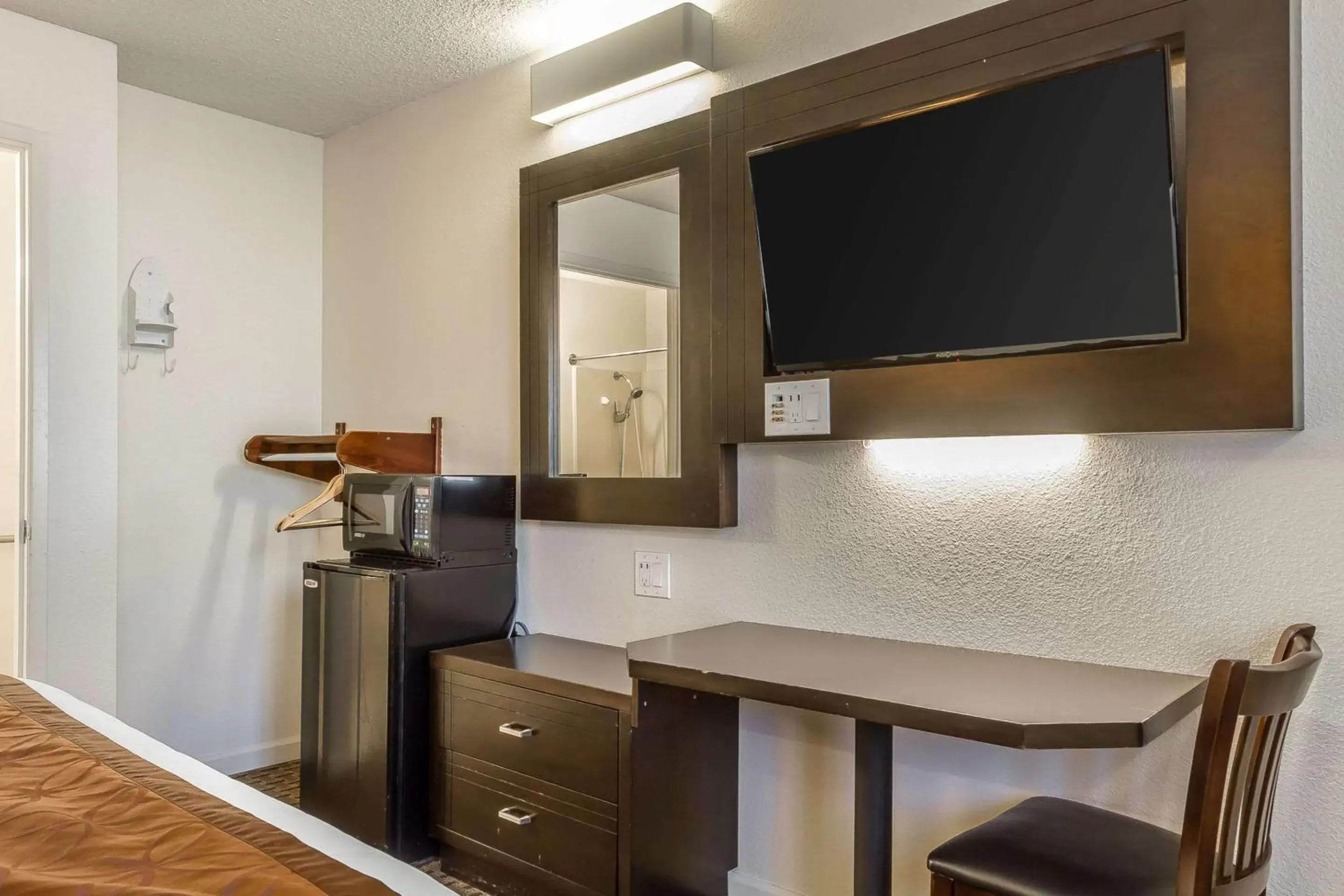 Photo of the whole room, TV/Entertainment Center in Rodeway Inn - Rohnert Park