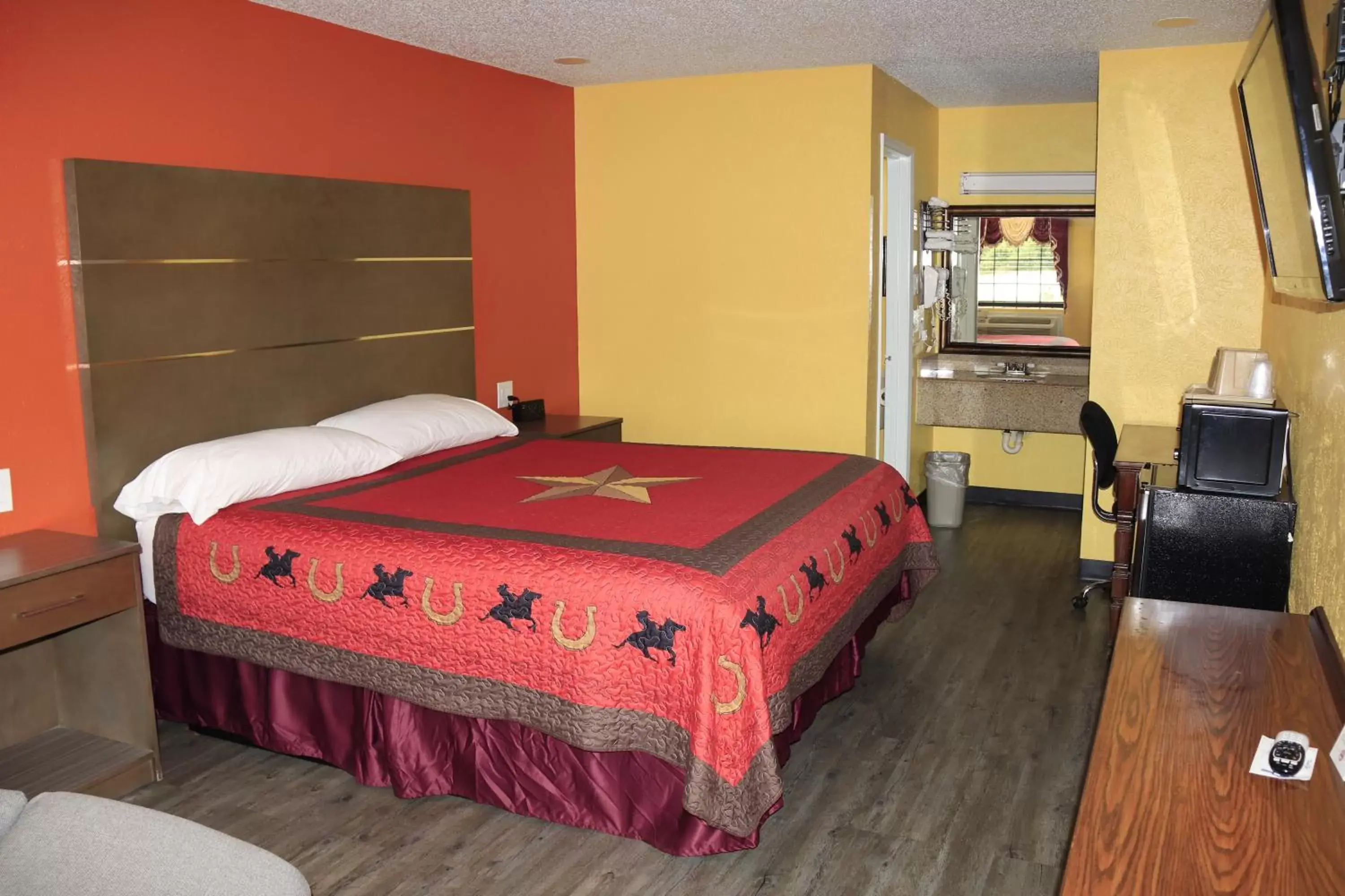 Bed in Chaparral Motel Hallettsville