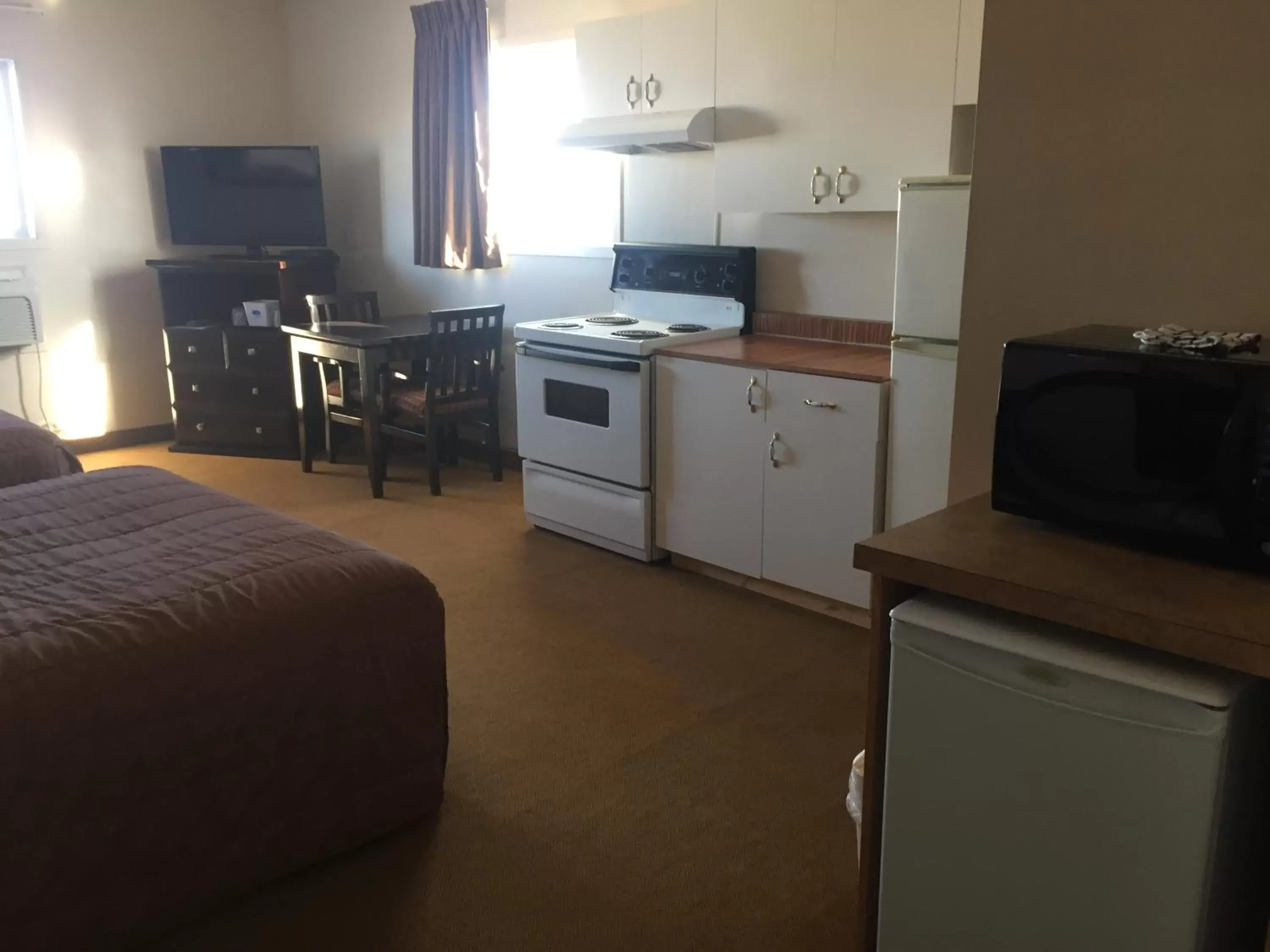 Kitchen/Kitchenette in Travel Inn & Suites