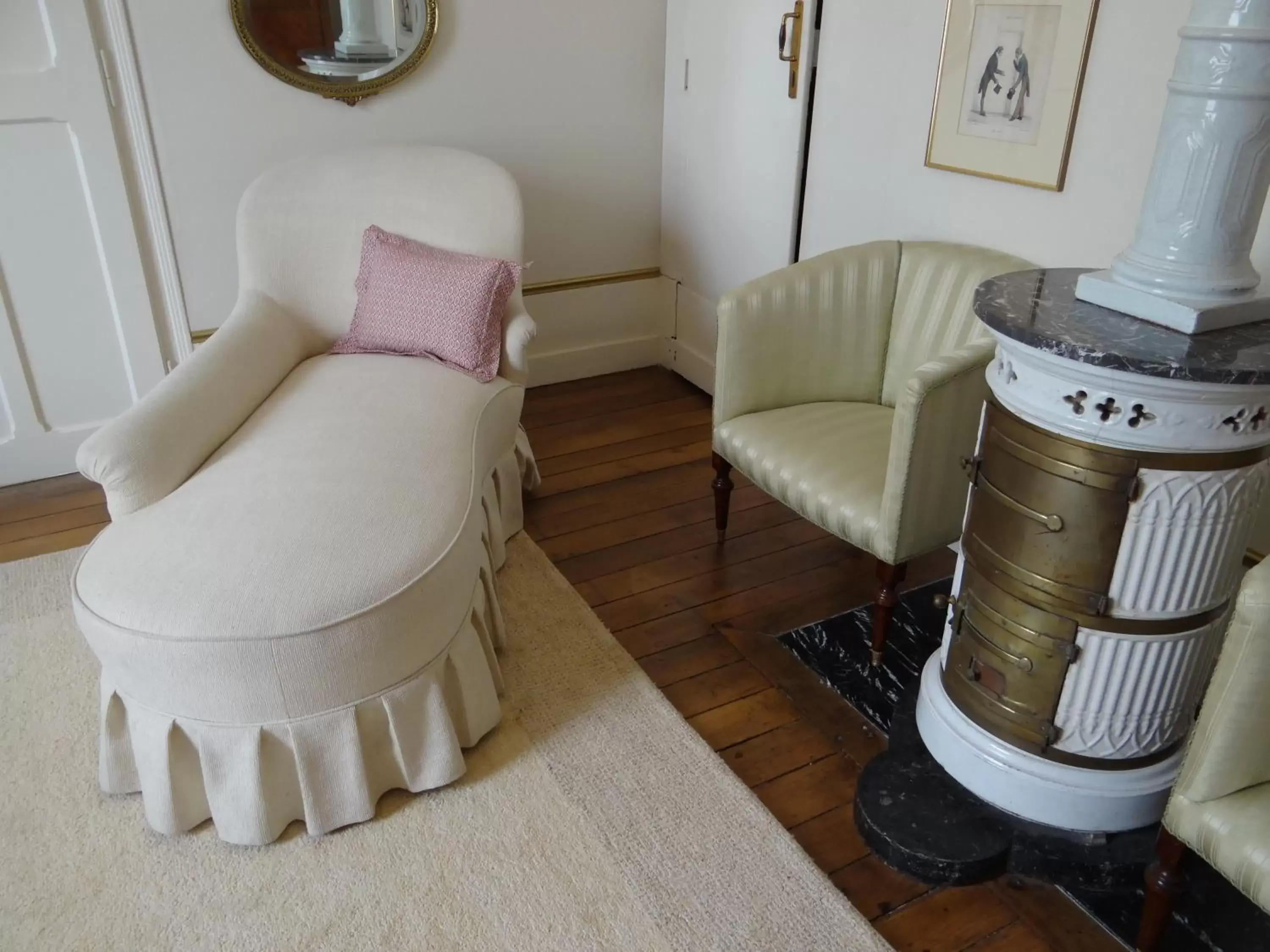 Seating area, Bed in Château Mesny