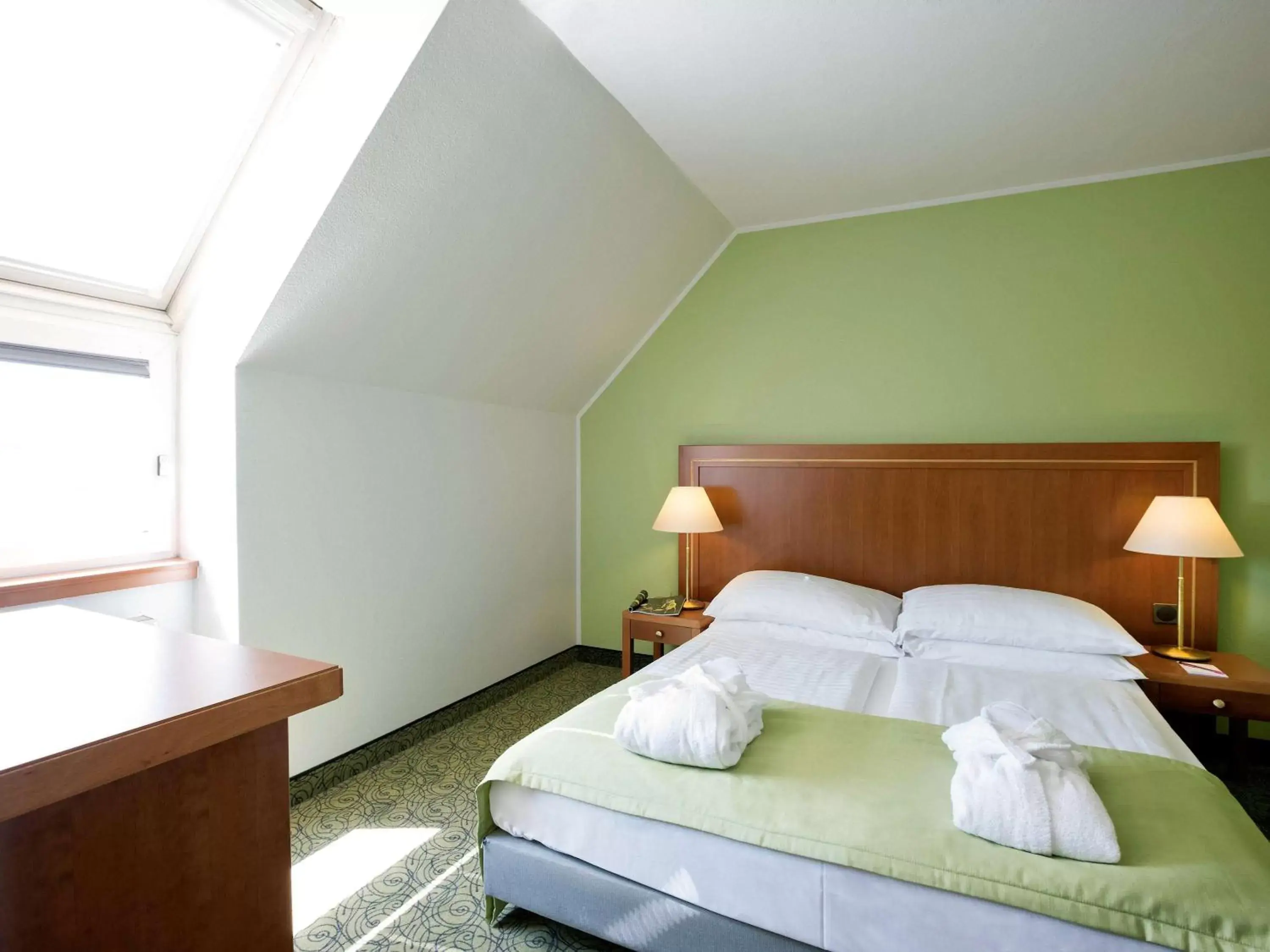 Photo of the whole room, Bed in Hotel Mercure Wien Westbahnhof