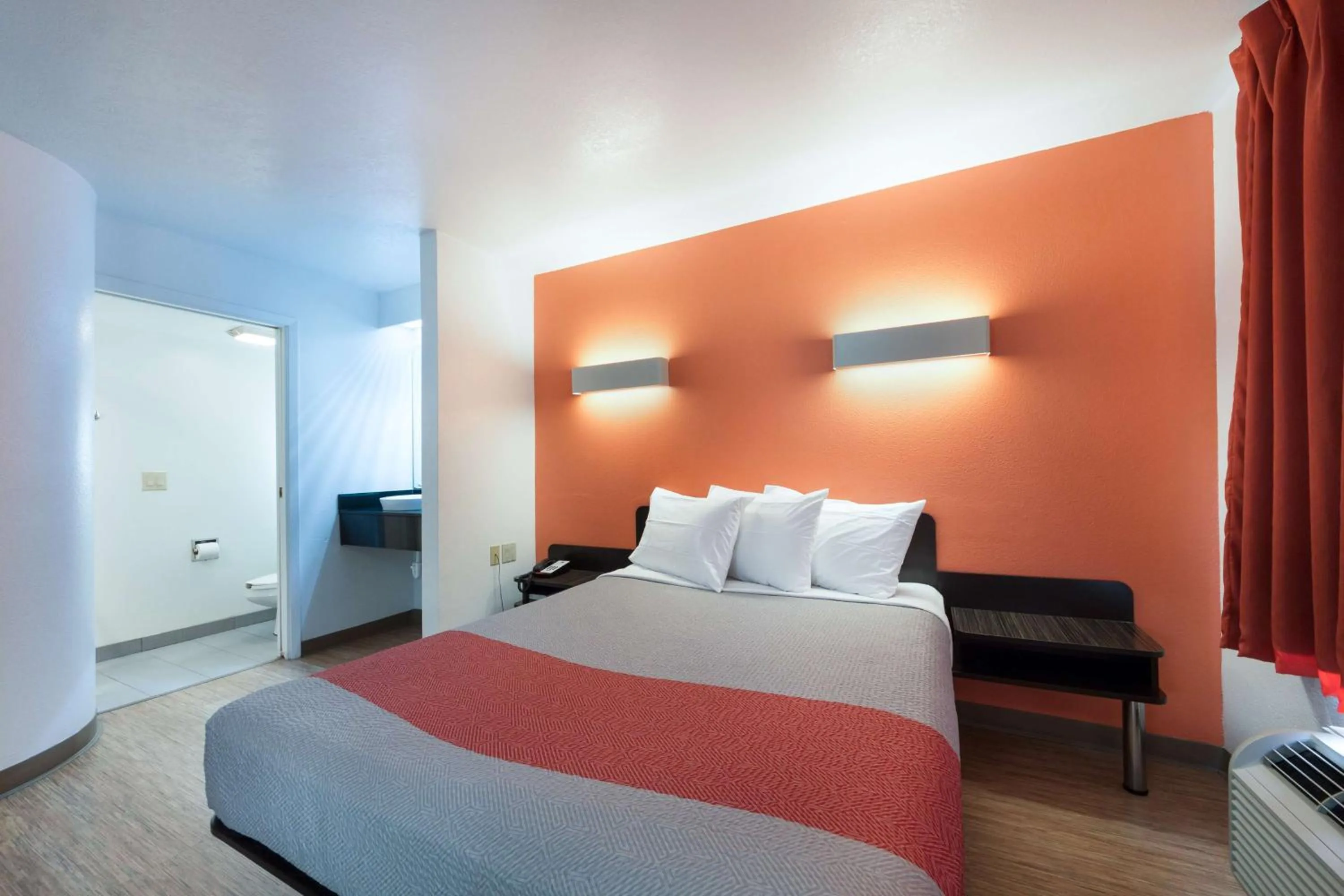 Photo of the whole room, Bed in Motel 6-Dallas, TX - Northeast