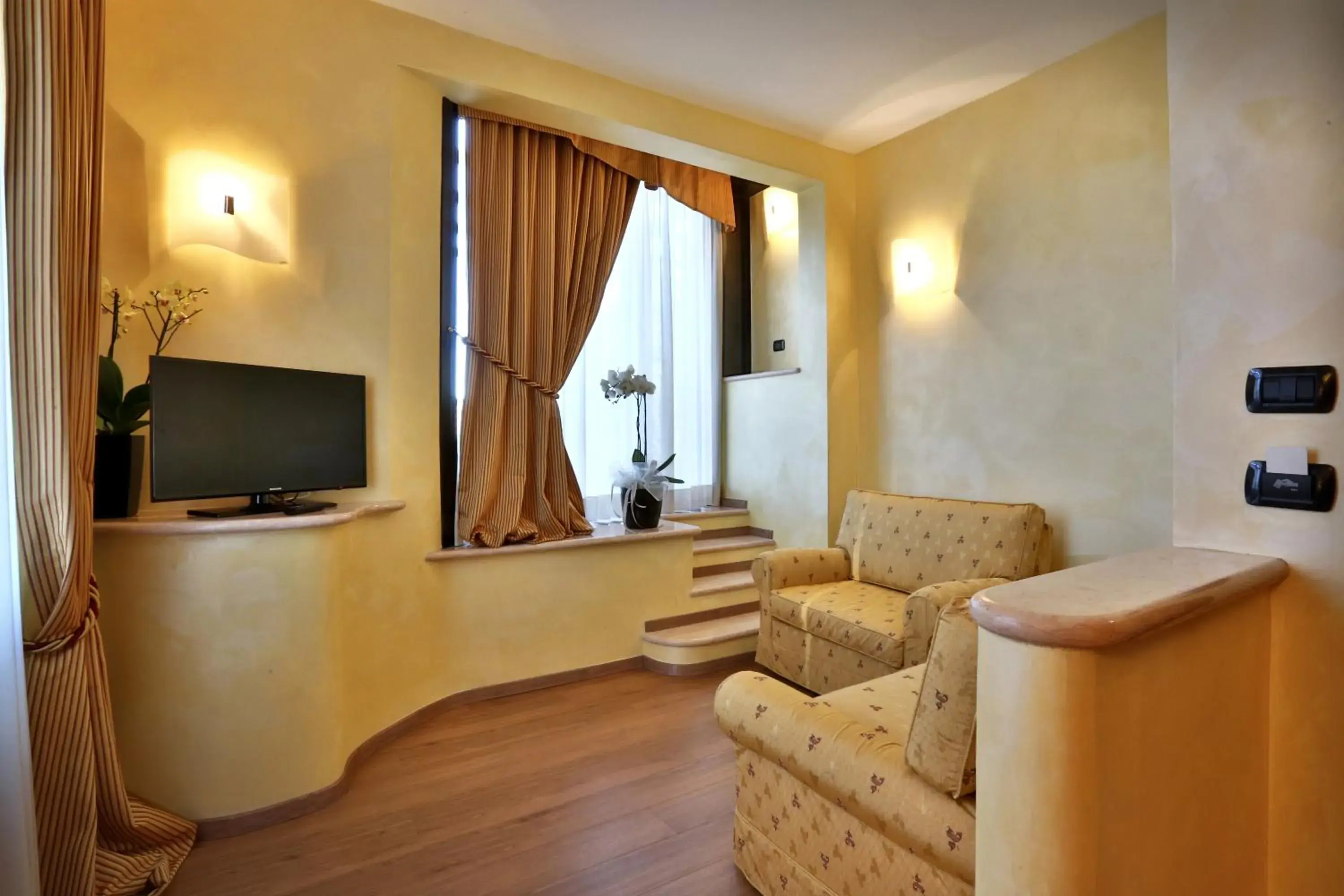 Balcony/Terrace, TV/Entertainment Center in Central Park Hotel Modena