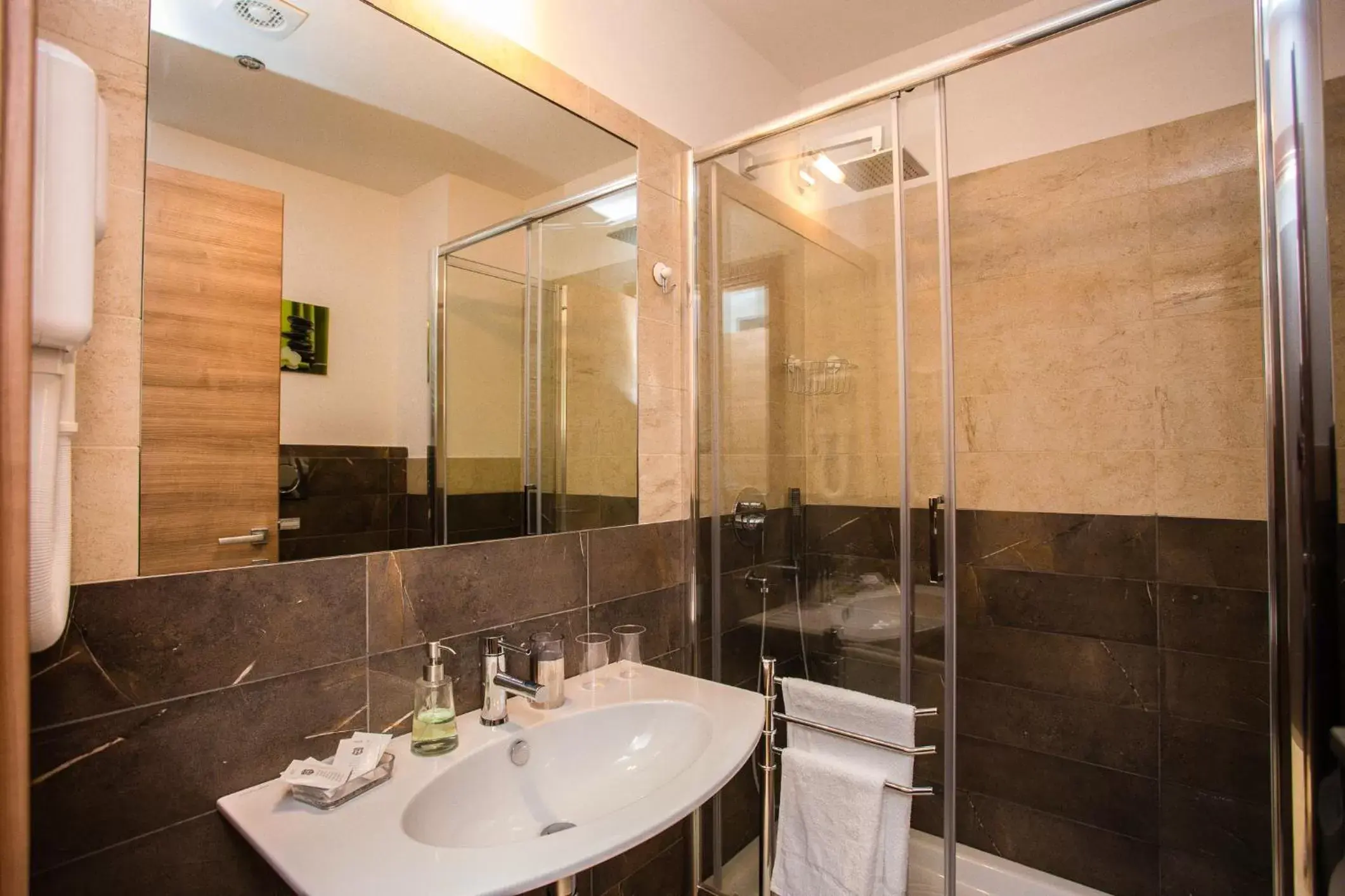 Shower, Bathroom in Trastevere's Friends