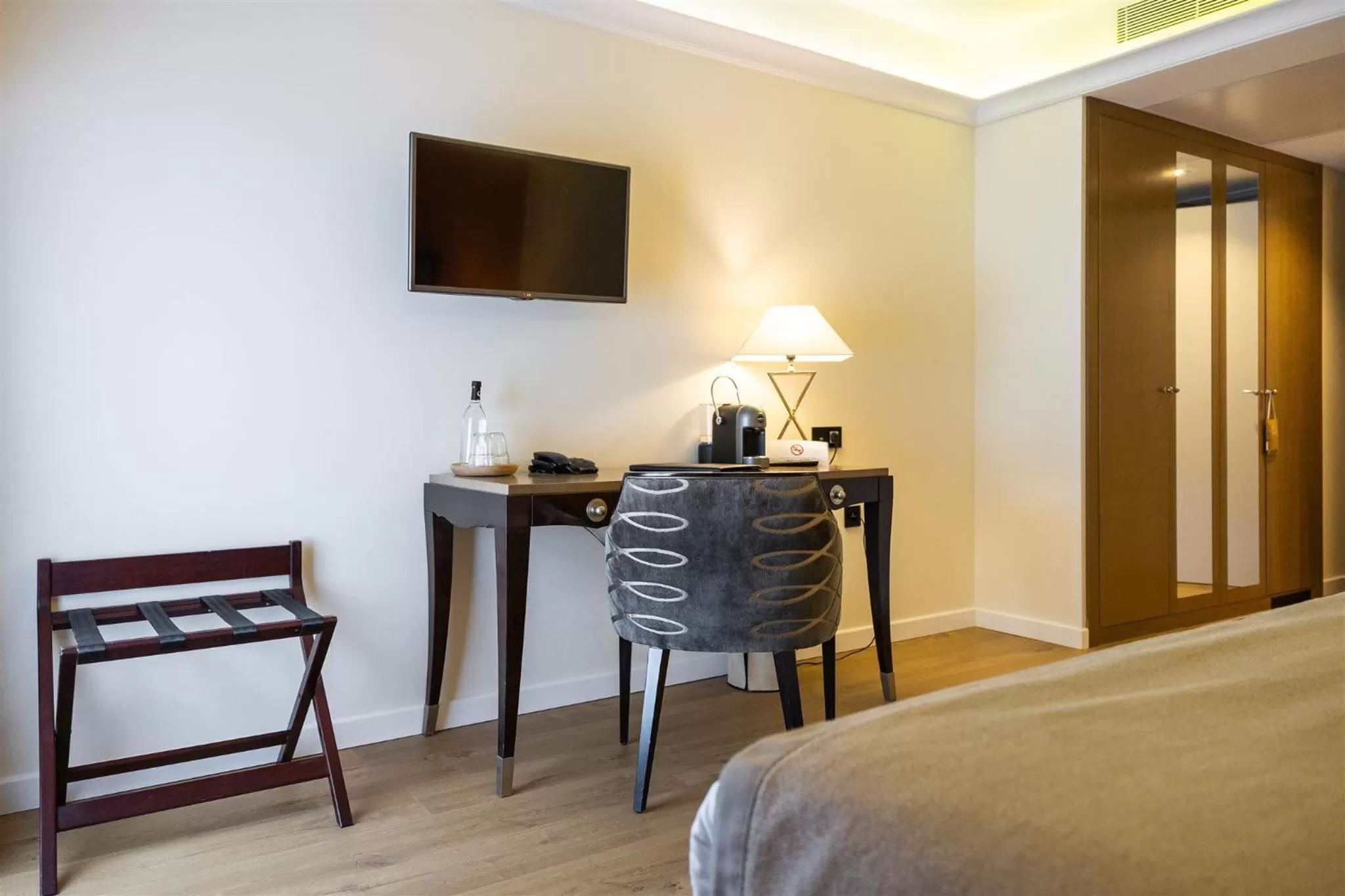 View (from property/room), Bed in Hôtel Des Gouverneurs