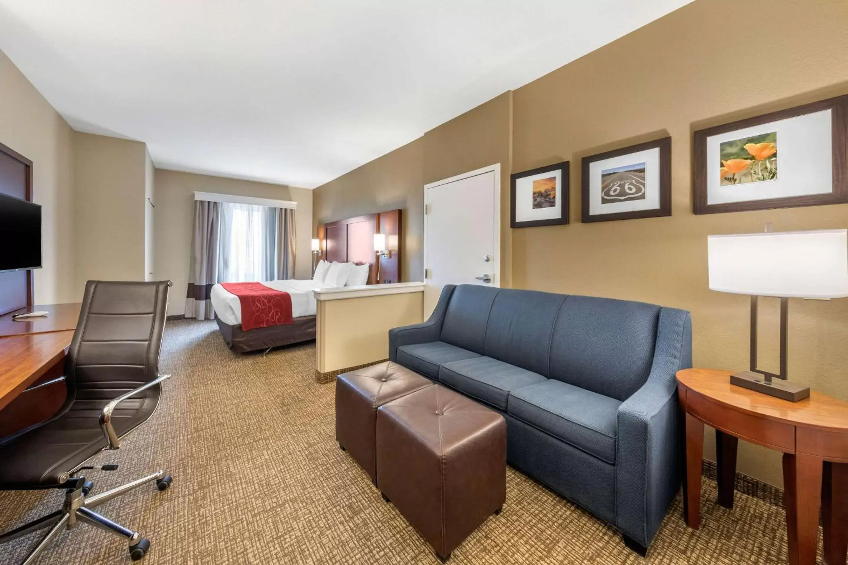 Photo of the whole room, Seating Area in Comfort Suites Barstow near I-15