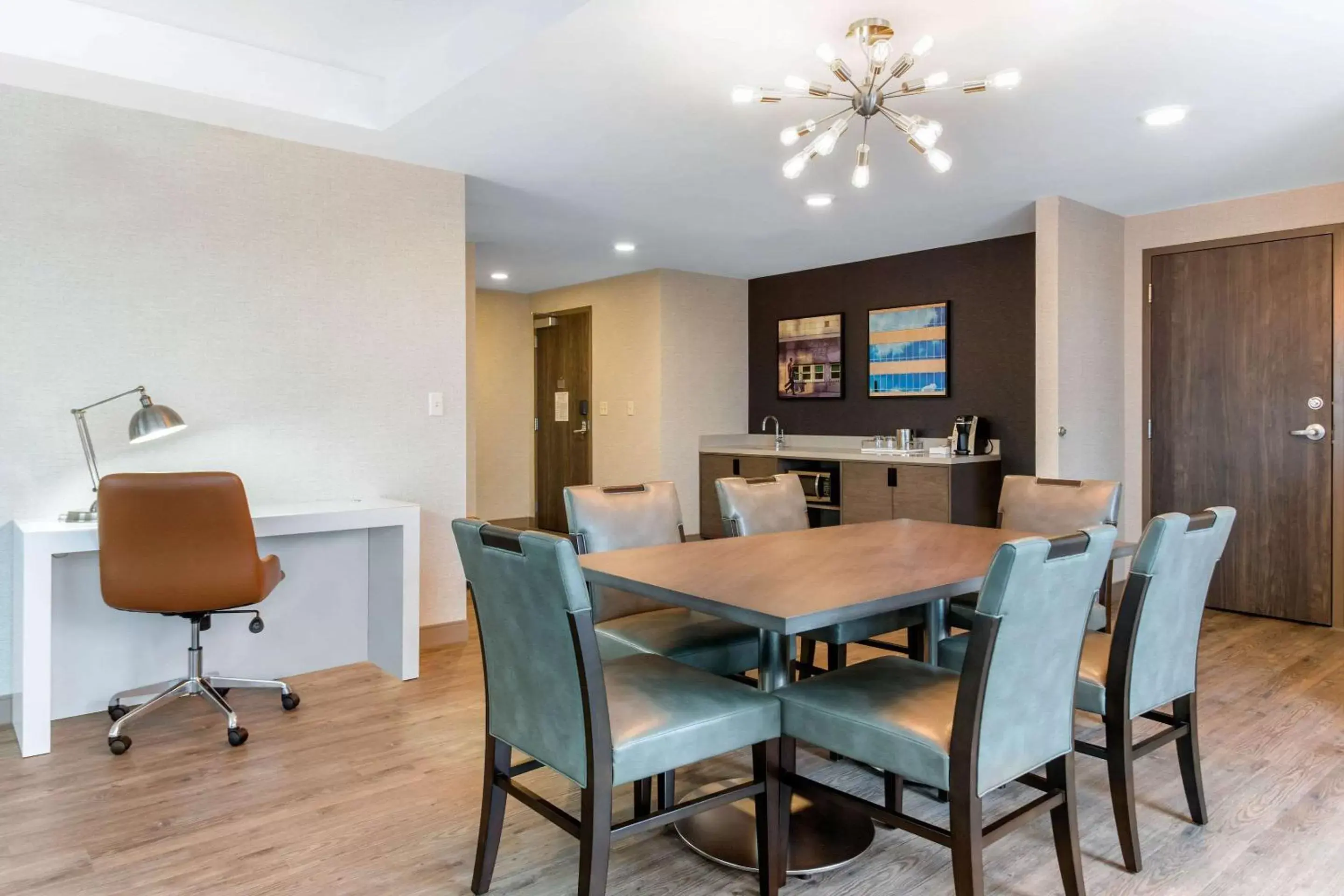 Photo of the whole room, Dining Area in Cambria Hotel Downtown Asheville