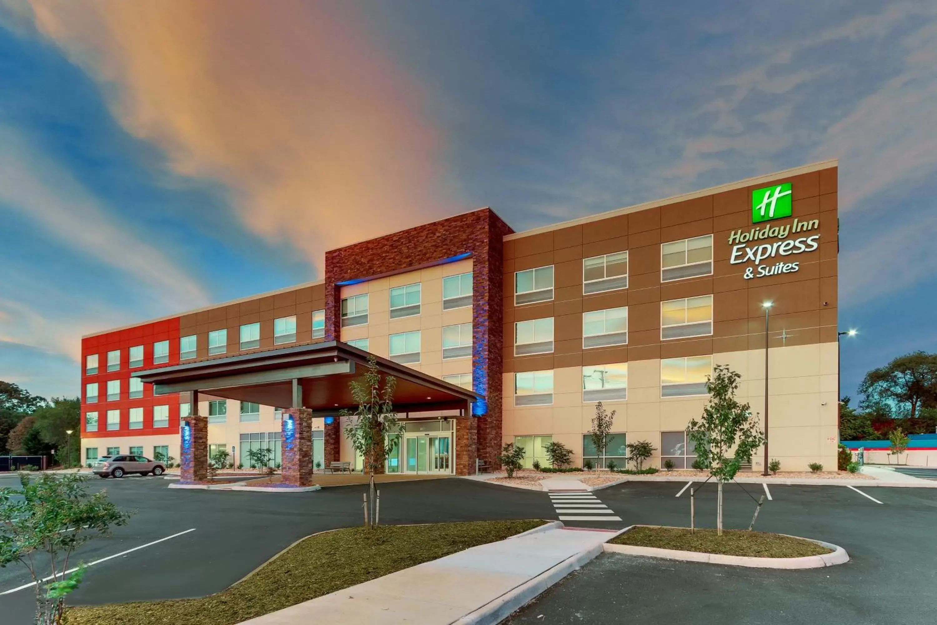 Property Building in Holiday Inn Express & Suites - Roanoke – Civic Center