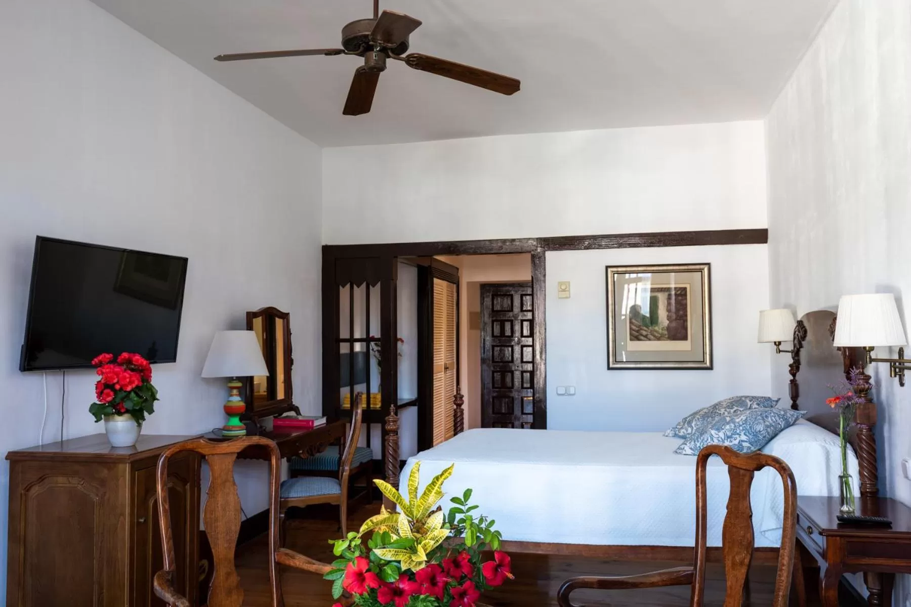 Photo of the whole room, Bed in Parador de La Gomera