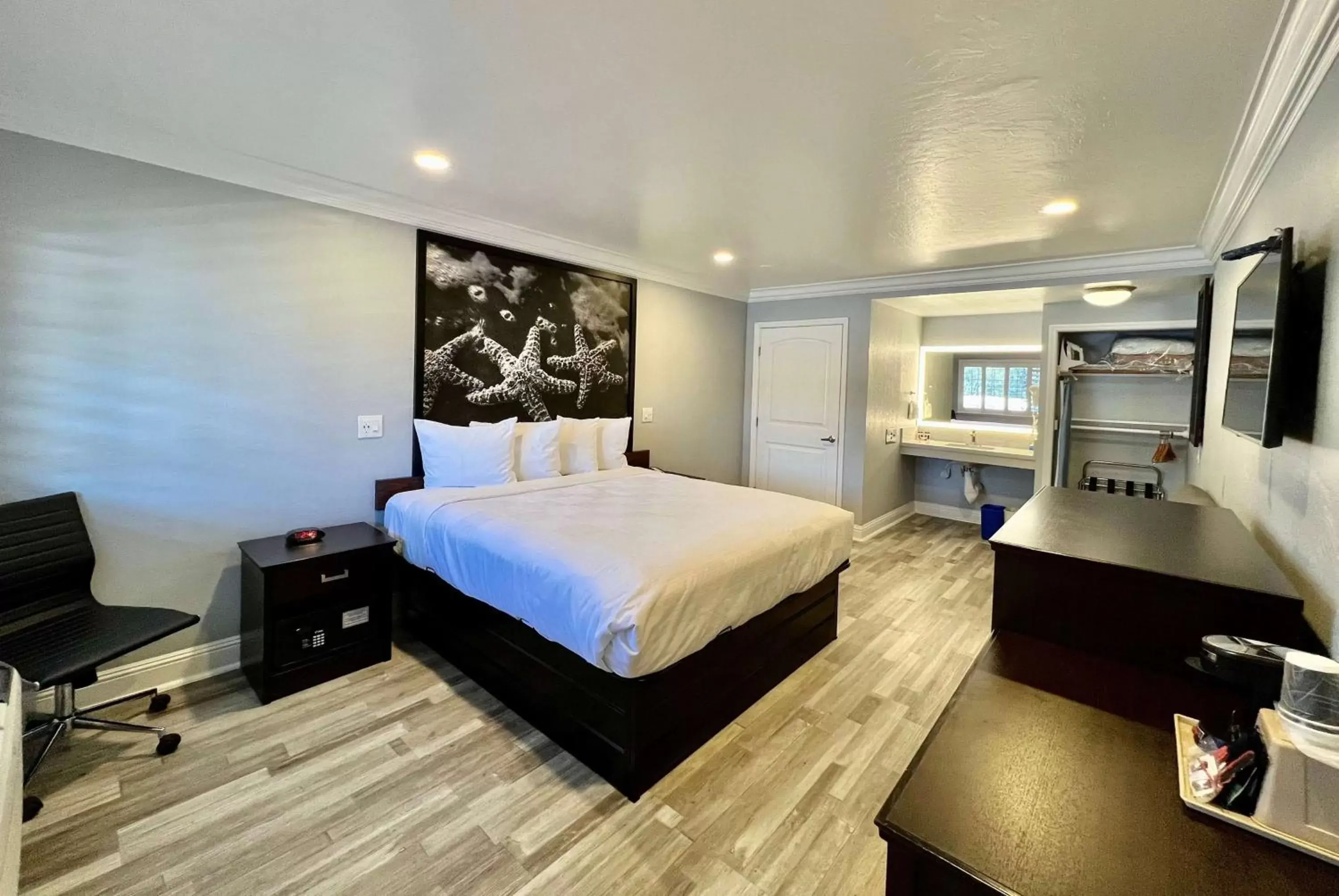 Photo of the whole room, Bed in Aura Inn Monterey Photo of the whole room, Bed in Aura Inn Monterey