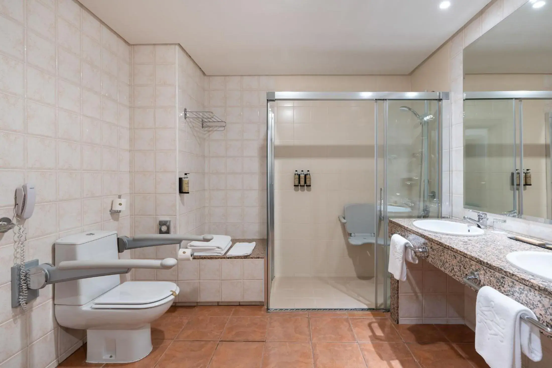 acessibility, Bathroom in Parador de Cangas de Onís