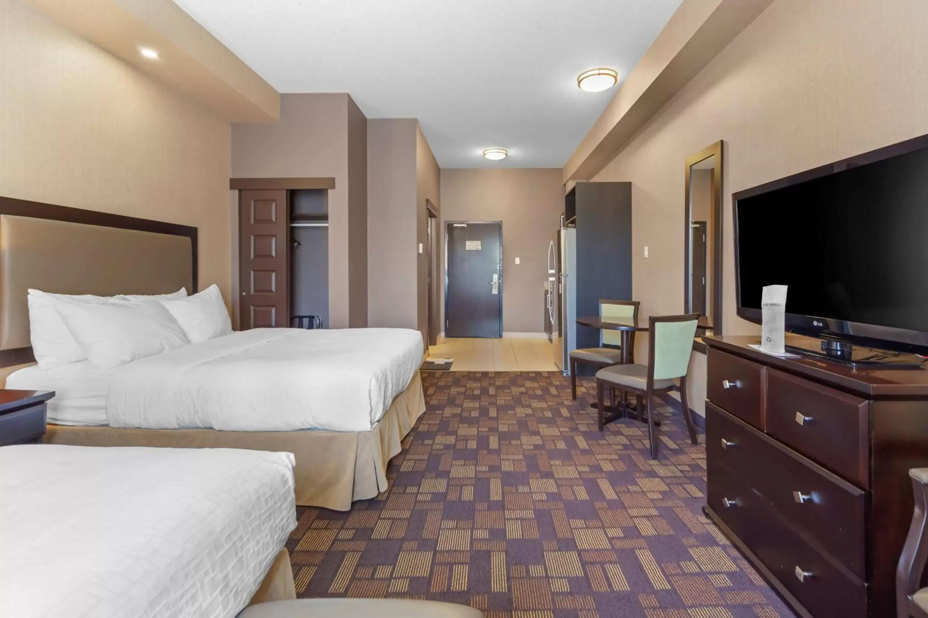 Bedroom, TV/Entertainment Center in Best Western PLUS Fox Creek