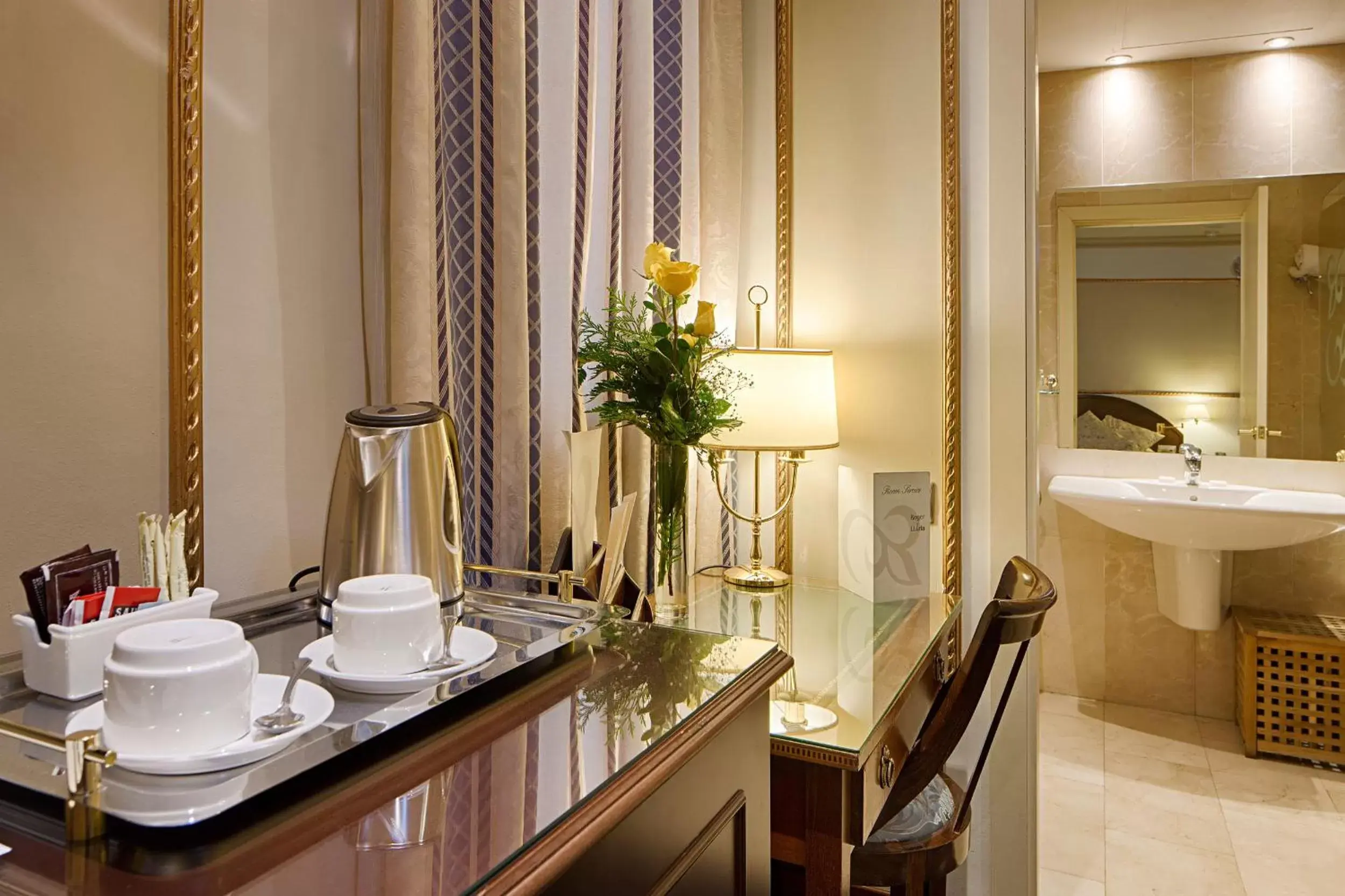 Coffee/tea facilities, Bathroom in Hotel Roger de Llúria