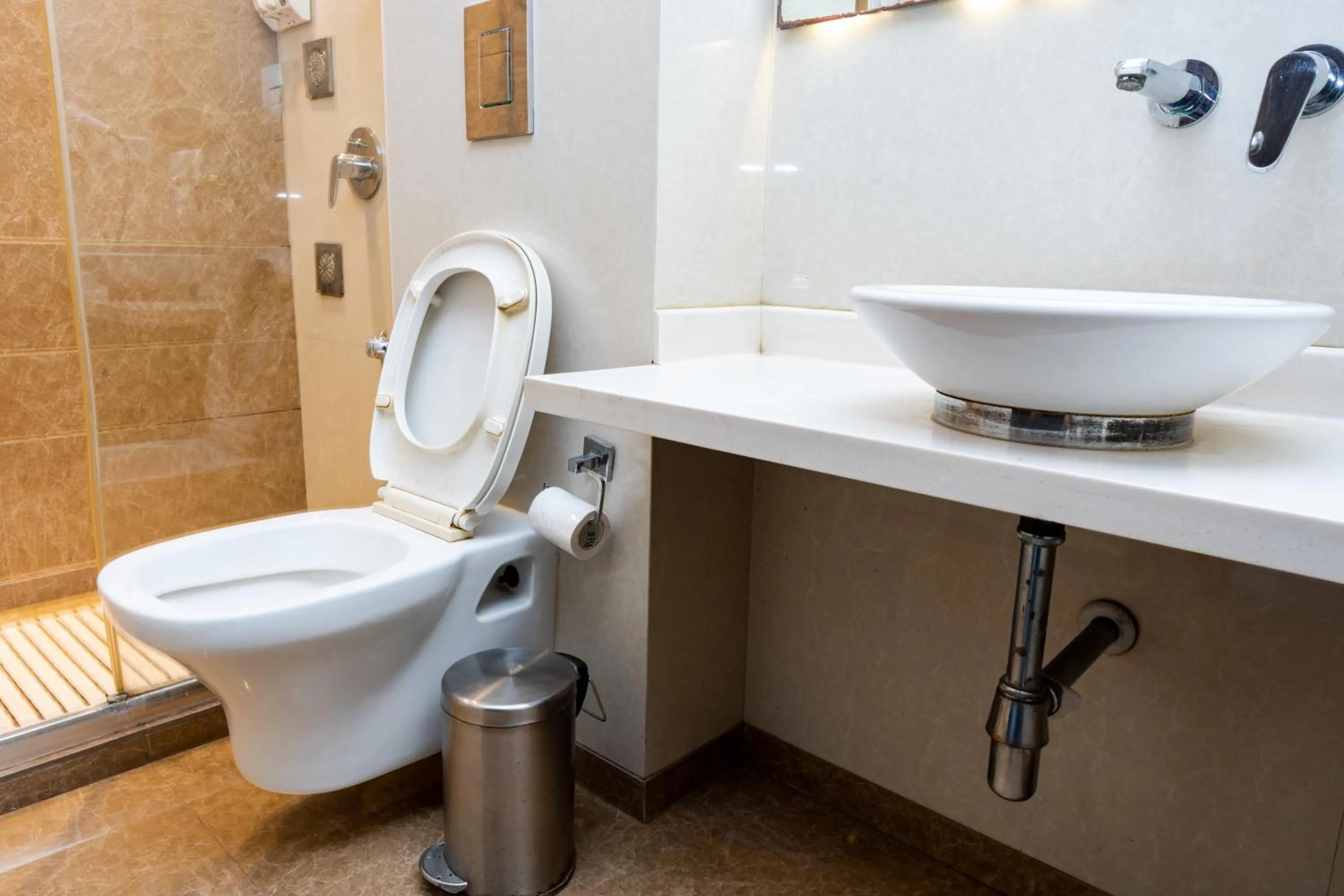 Toilet in Hotel Grand Godwin - Near New Delhi Railway Station - Paharganj