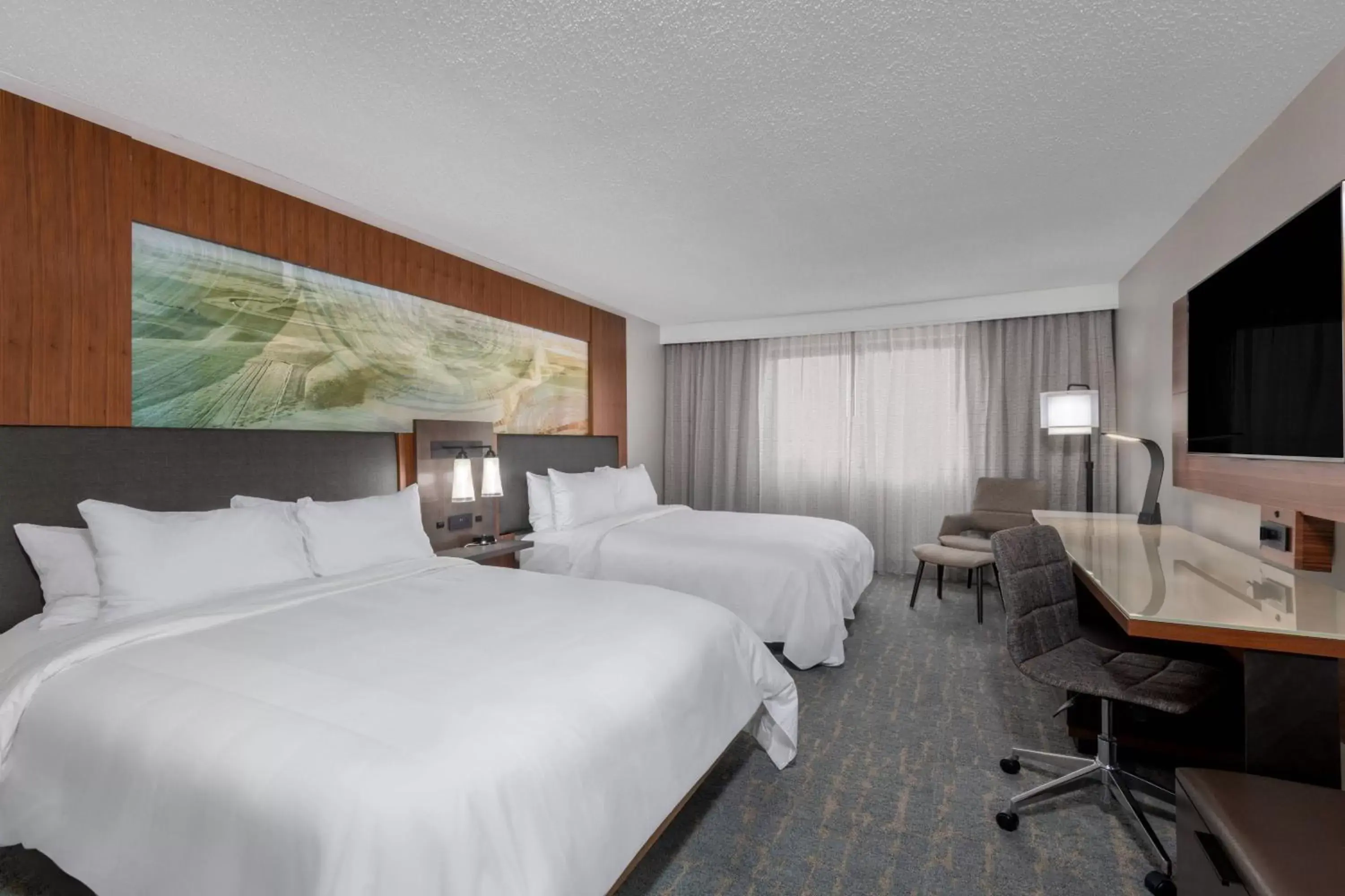 Photo of the whole room, Bed in Madison Marriott West