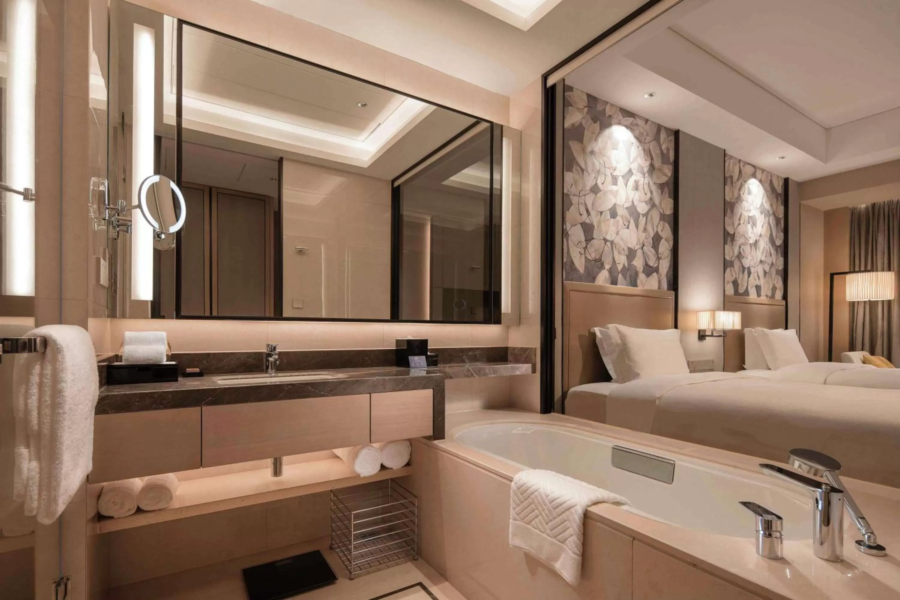 Bathroom, Bed in Doubletree By Hilton Yangzhou