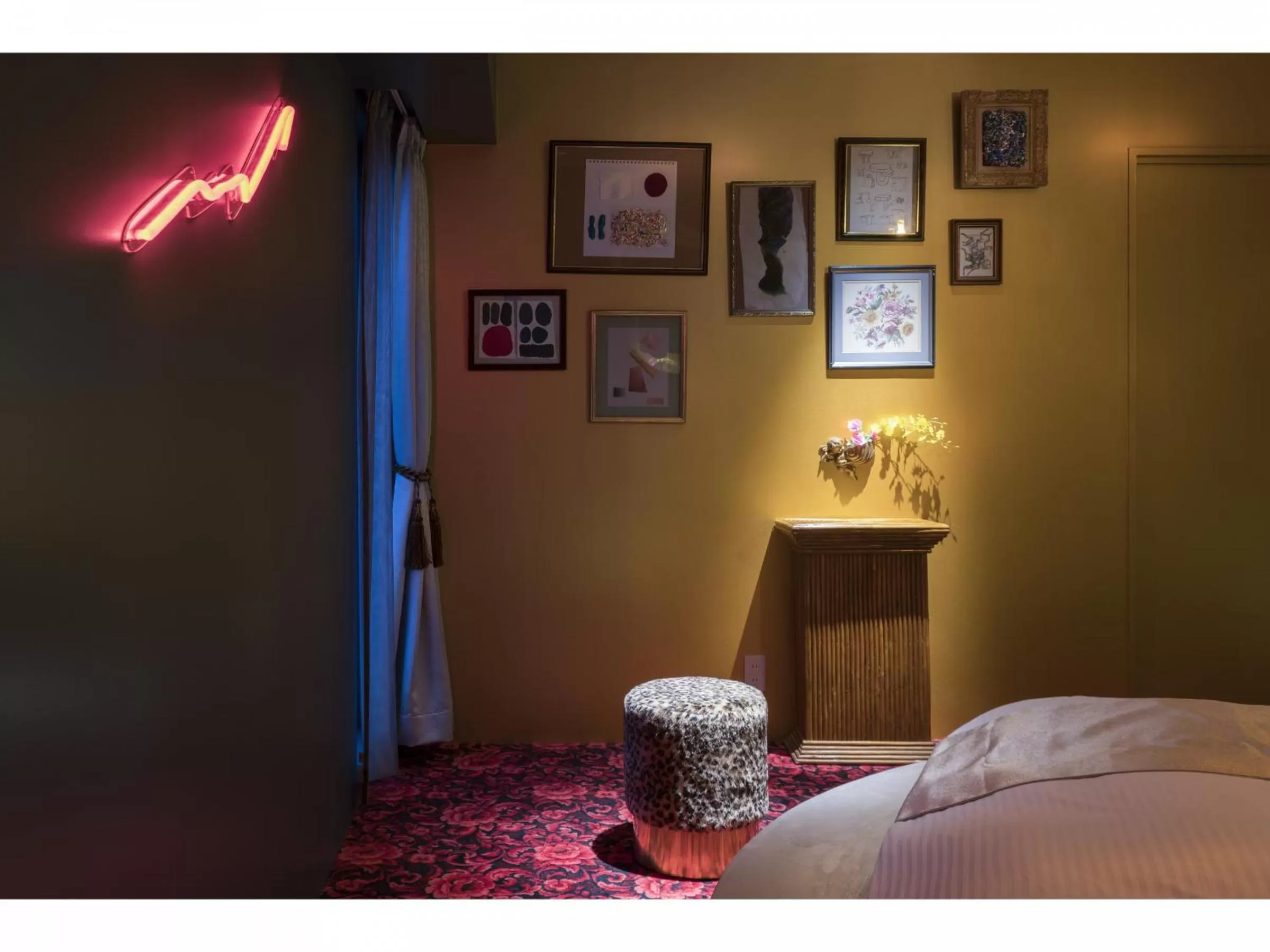 Photo of the whole room, Bed in BnA Alter Museum