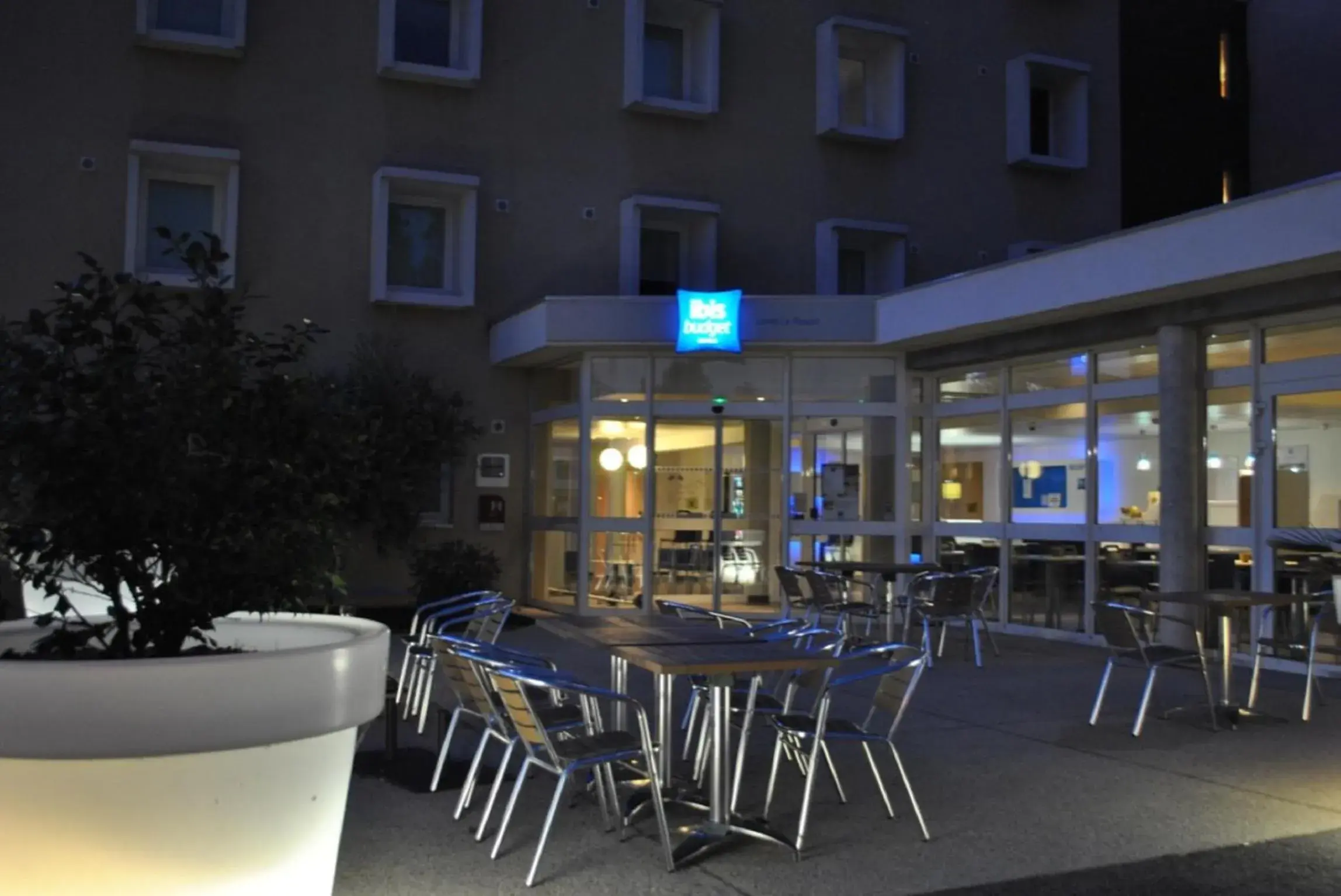 Patio, Restaurant/Places to Eat in ibis budget Loriol Le Pouzin