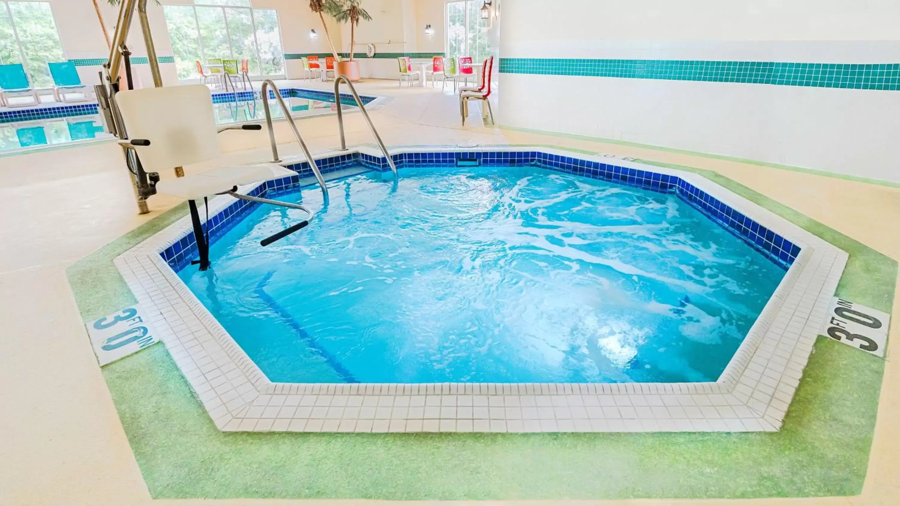 Hot Tub, Swimming Pool in Country Inn & Suites by Radisson, Appleton, WI
