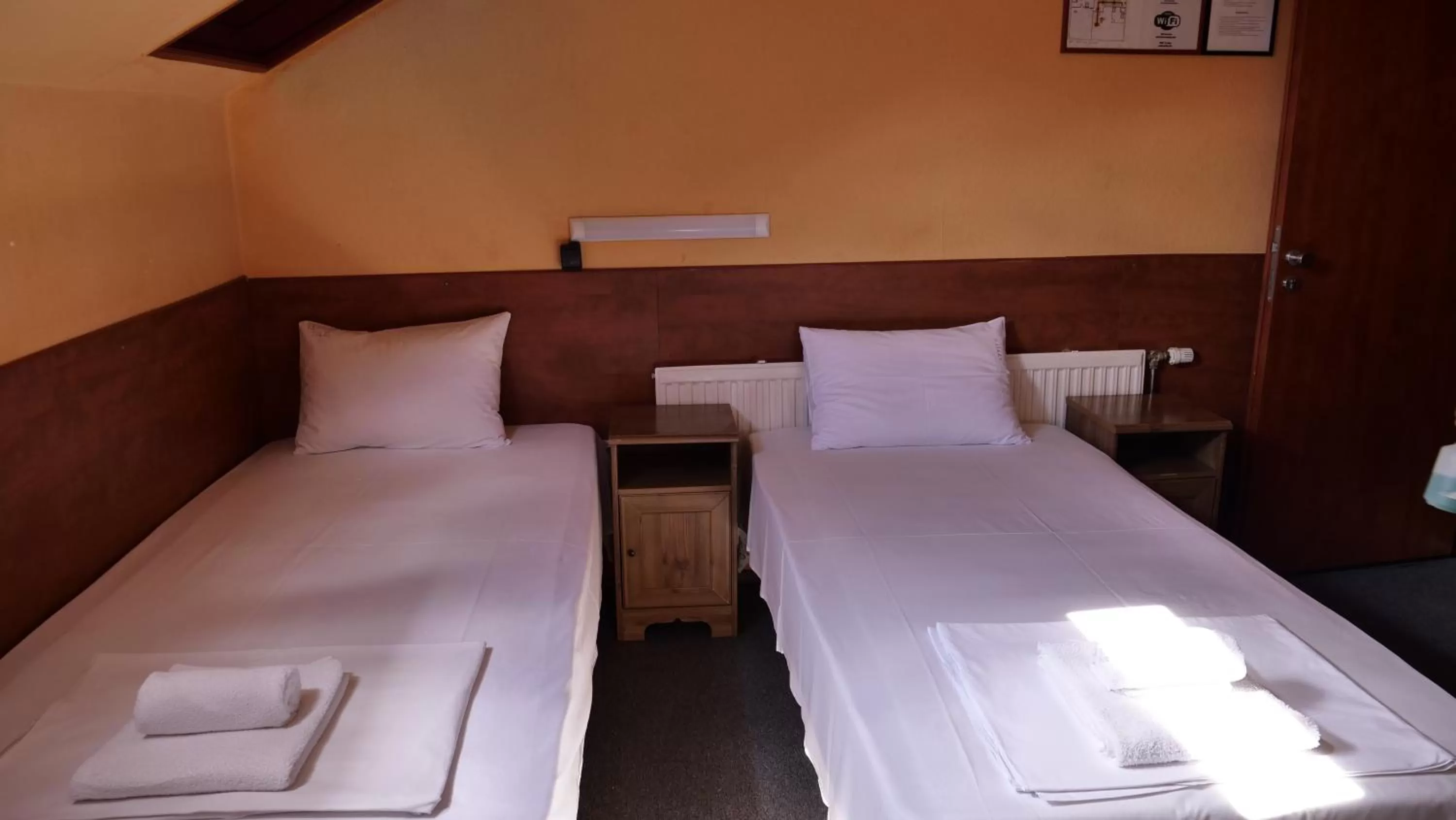 Property building, Bed in Attila Hotel Budapest
