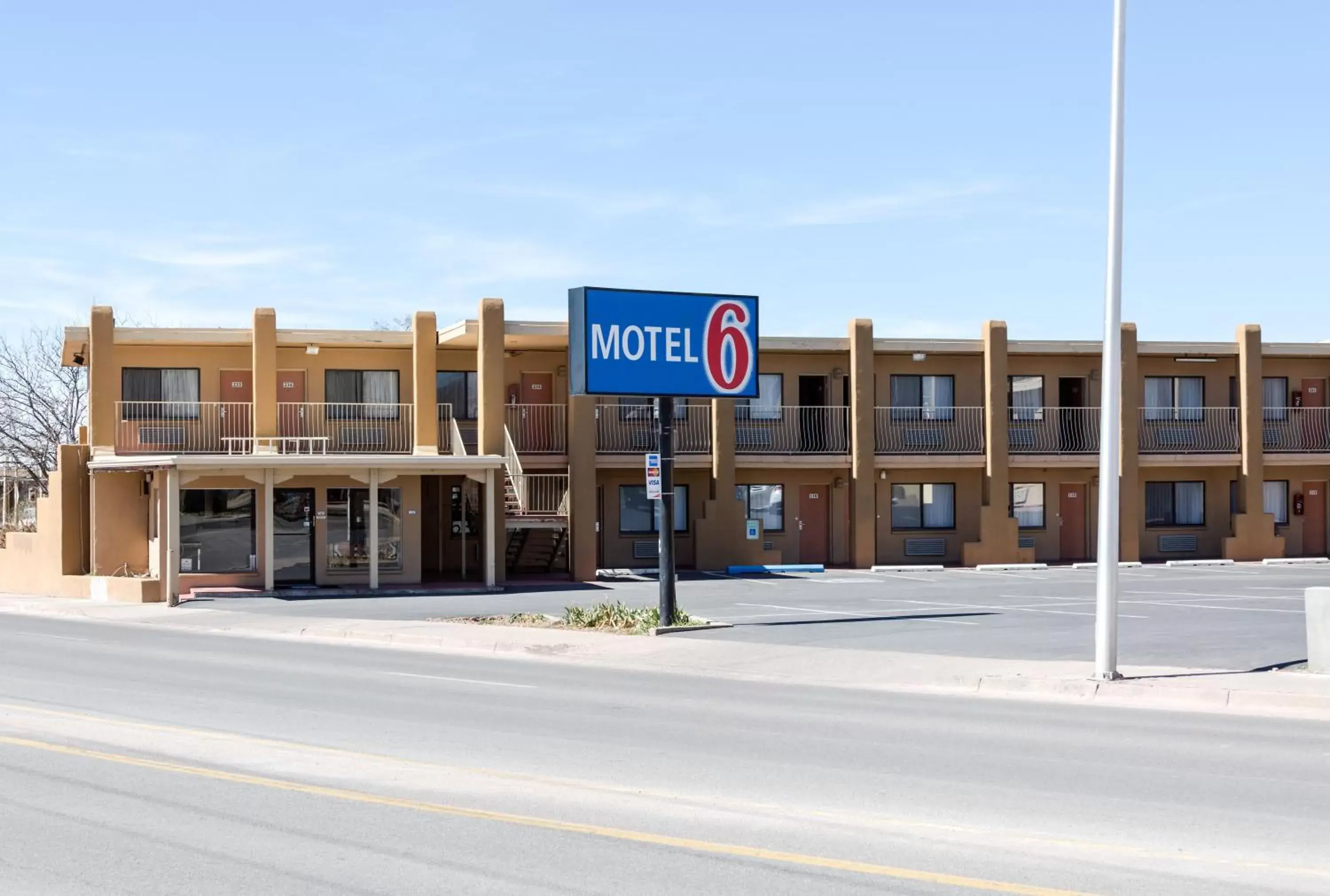 Facade/entrance, Property Building in Motel 6-Santa Fe, NM - Downtown