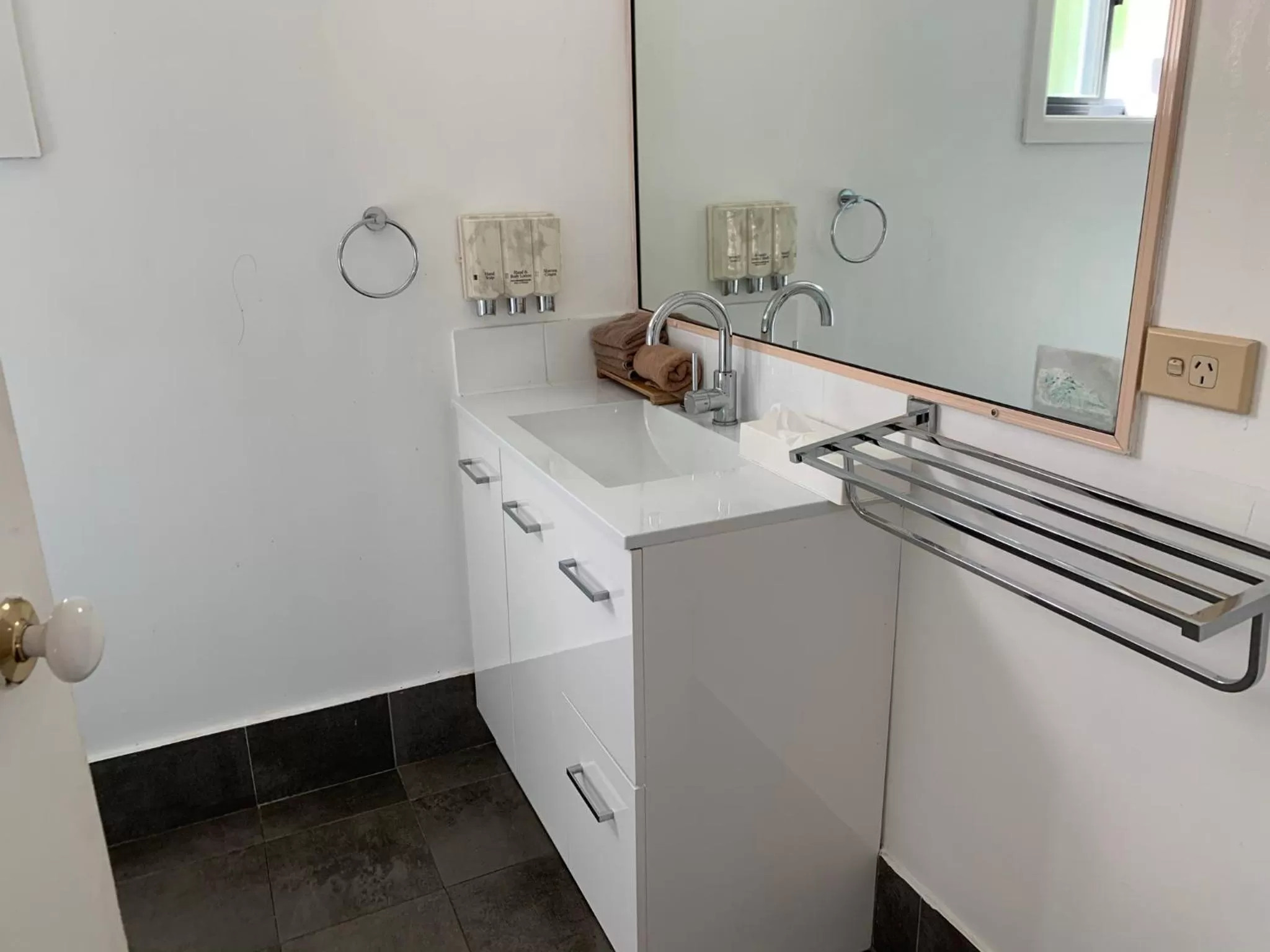 Bathroom in Swaggers Motor Inn