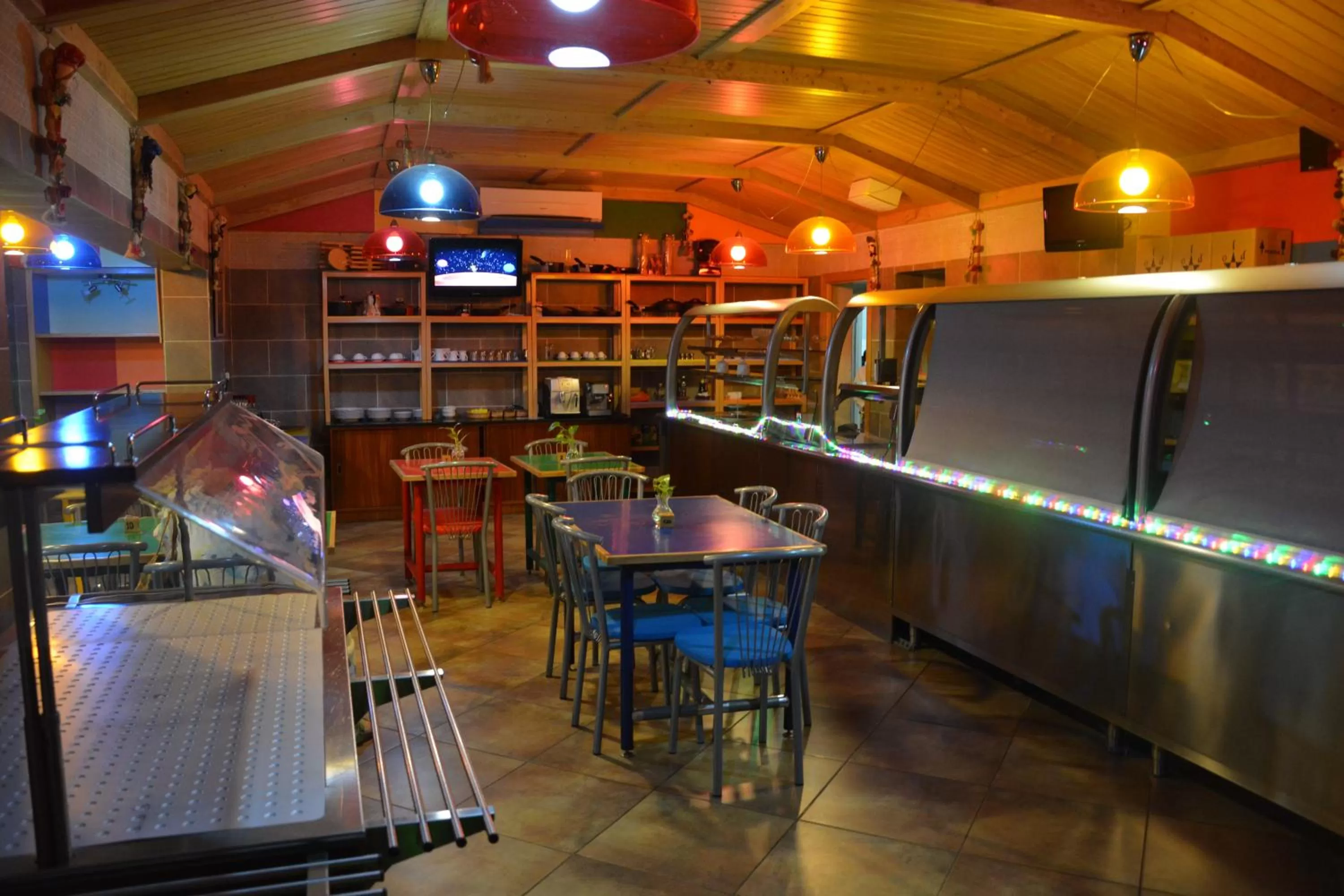 Restaurant/places to eat in Manuela Residence