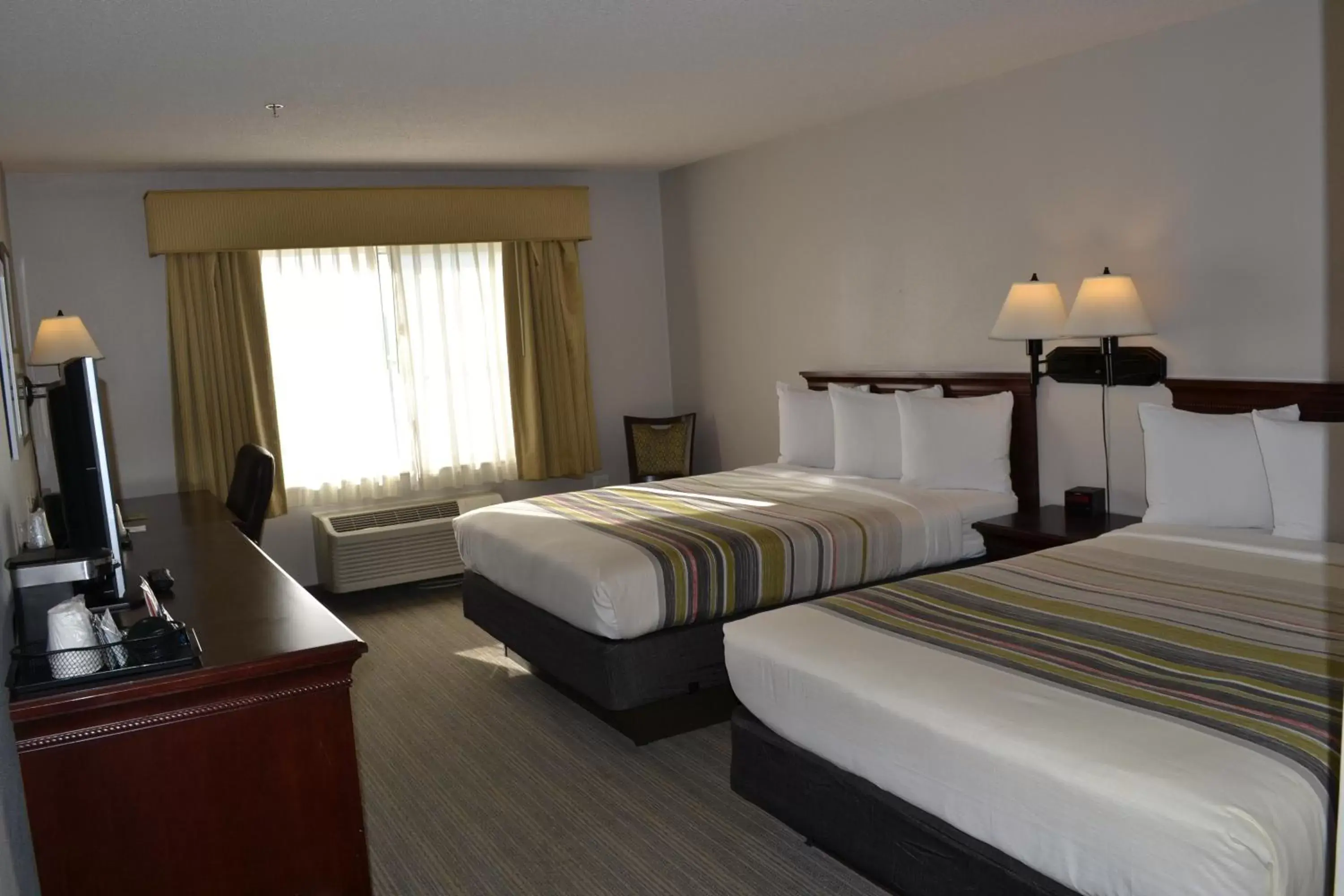 Bed in Country Inn & Suites by Radisson, Gurnee, IL