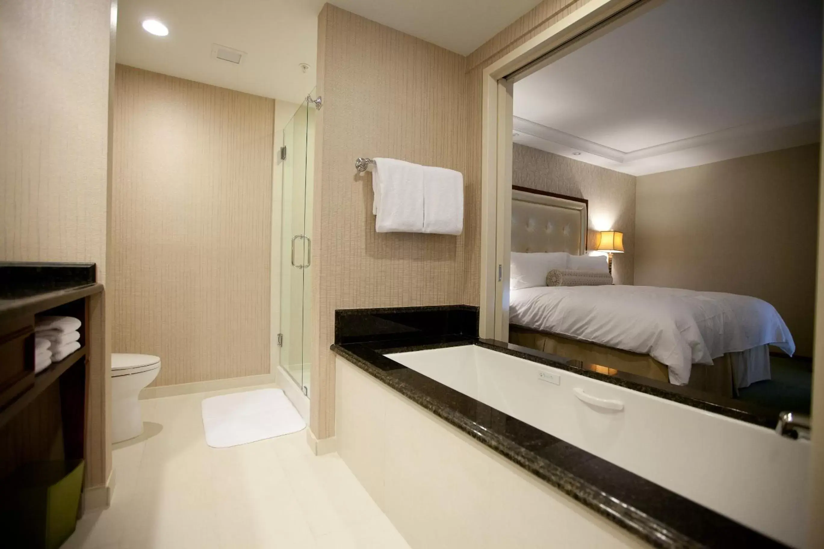 Bathroom, Bed in Town & Country Inn and Suites