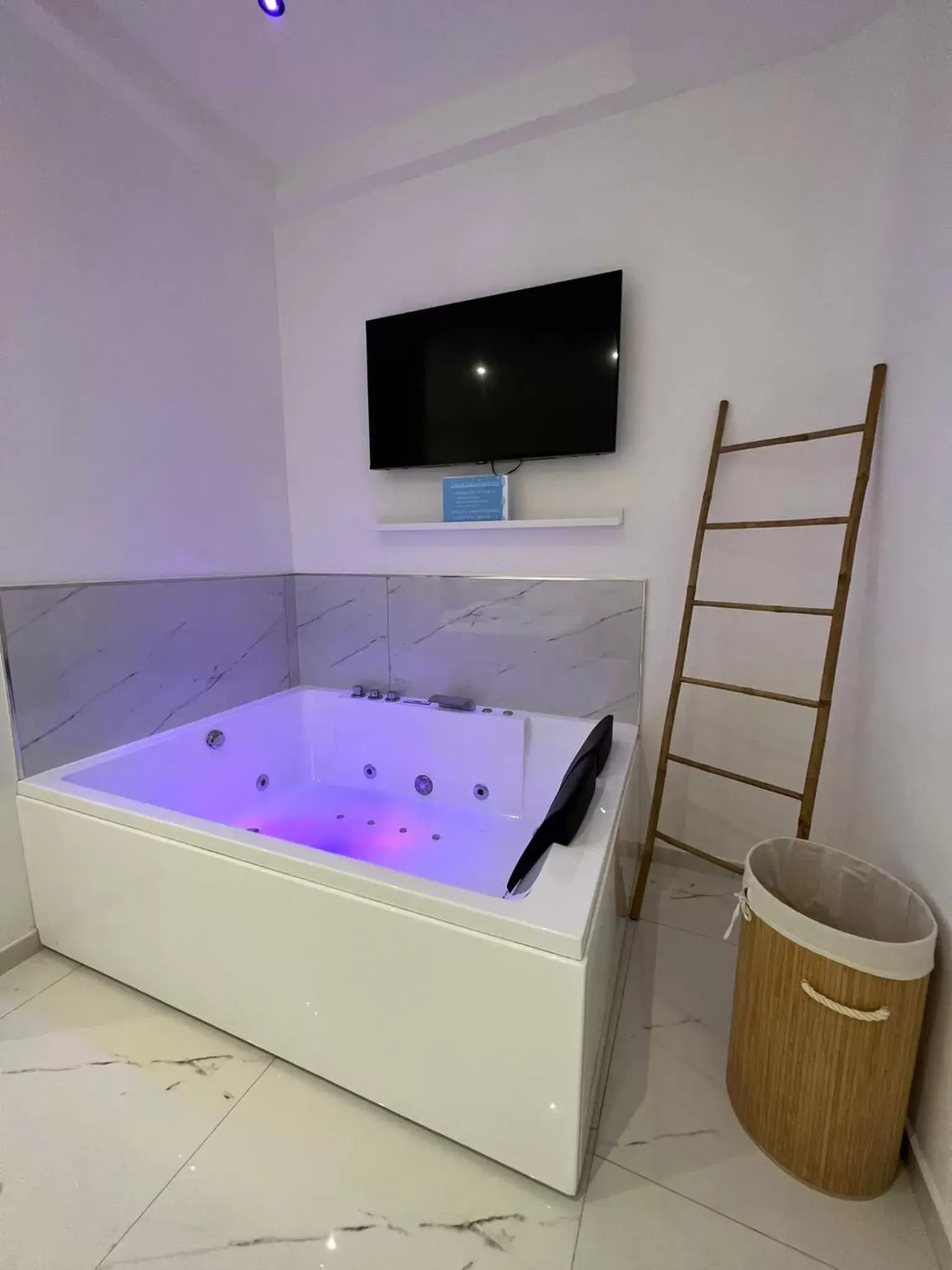 Hot Tub, TV/Entertainment Center in Villa Flora