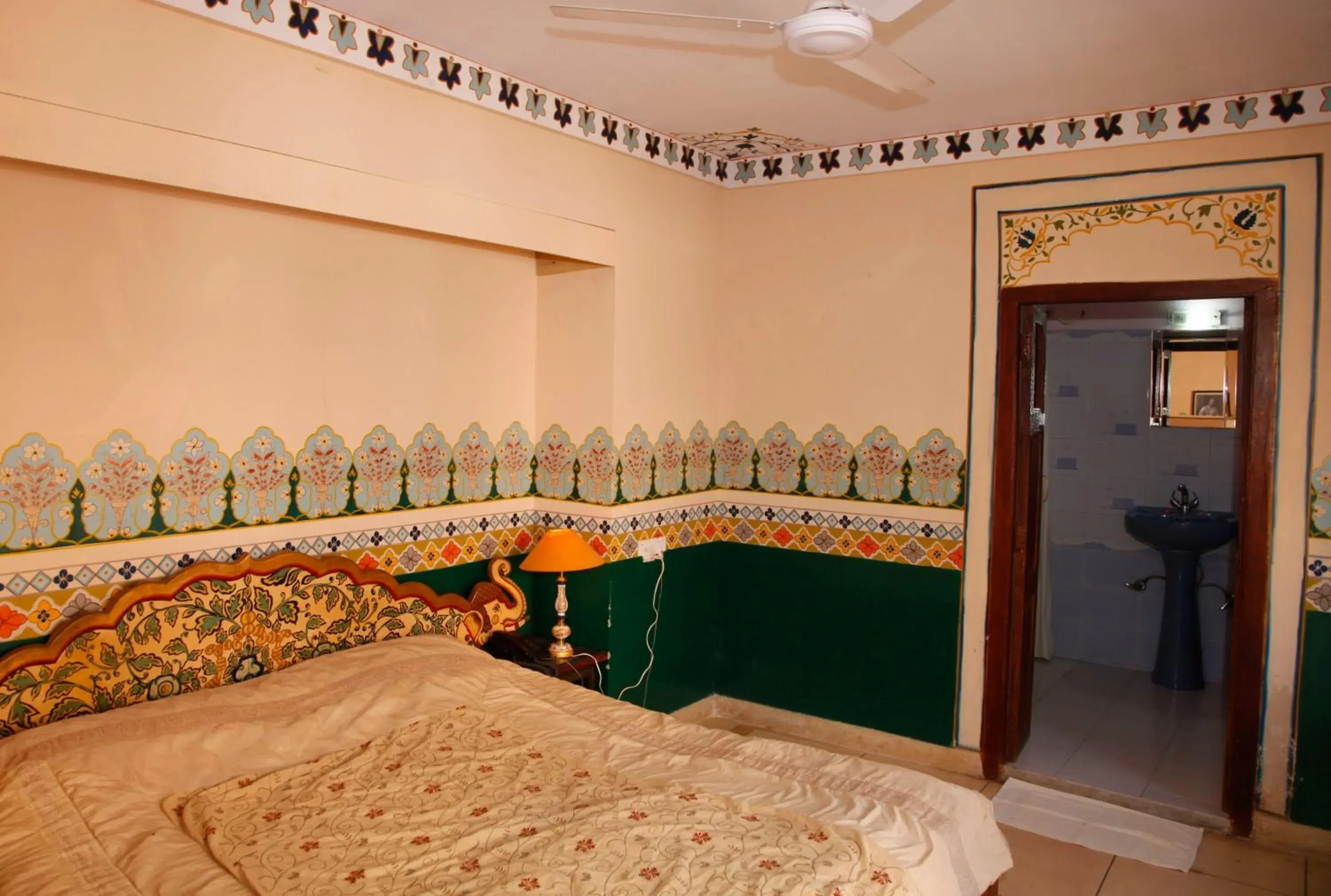 Photo of the whole room, Bed in Krishna Prakash Heritage Haveli Hotel