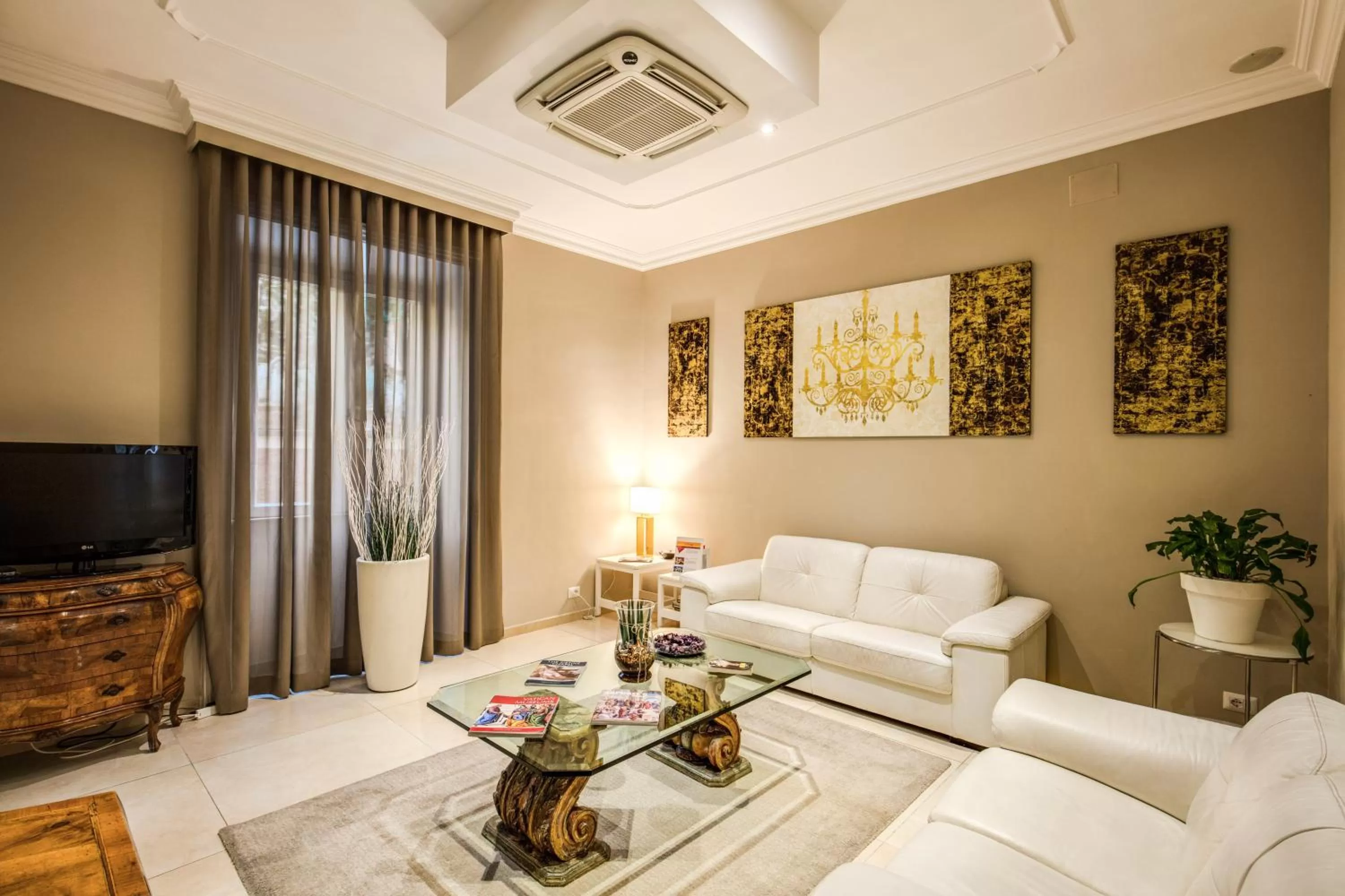 Communal lounge/ TV room in Rome Garden Hotel