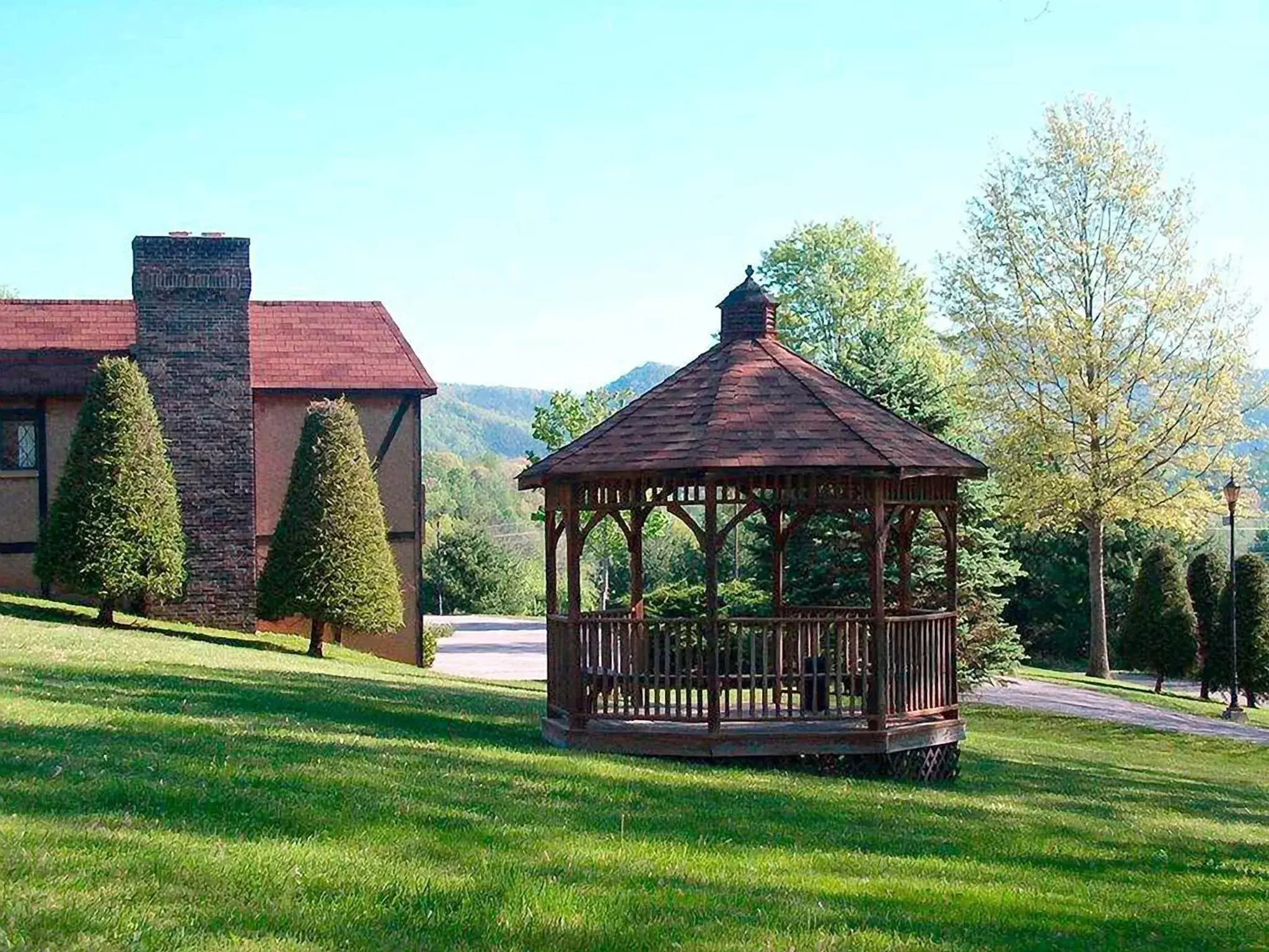 Patio, Property Building in Highland Manor Inn