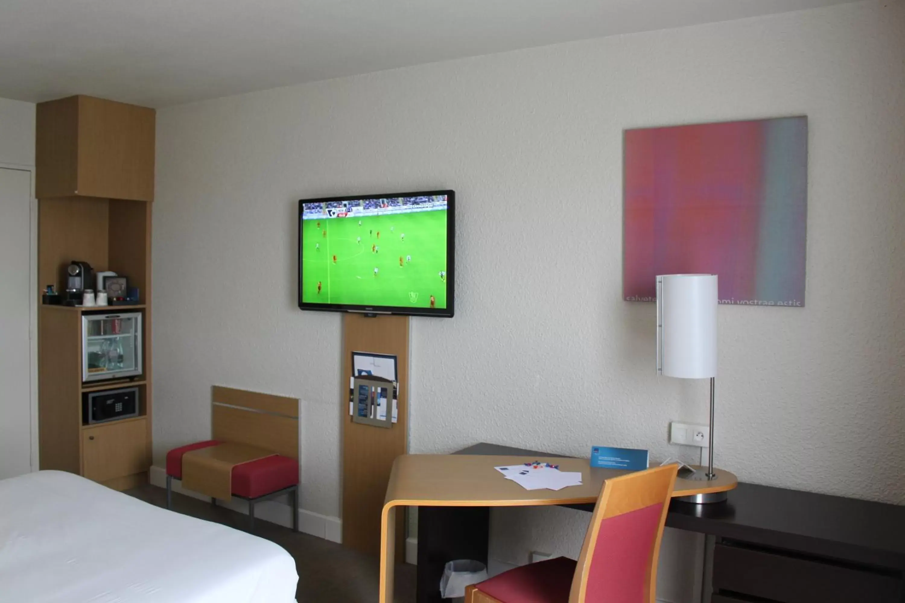 Bedroom, TV/Entertainment Center in Novotel Amboise