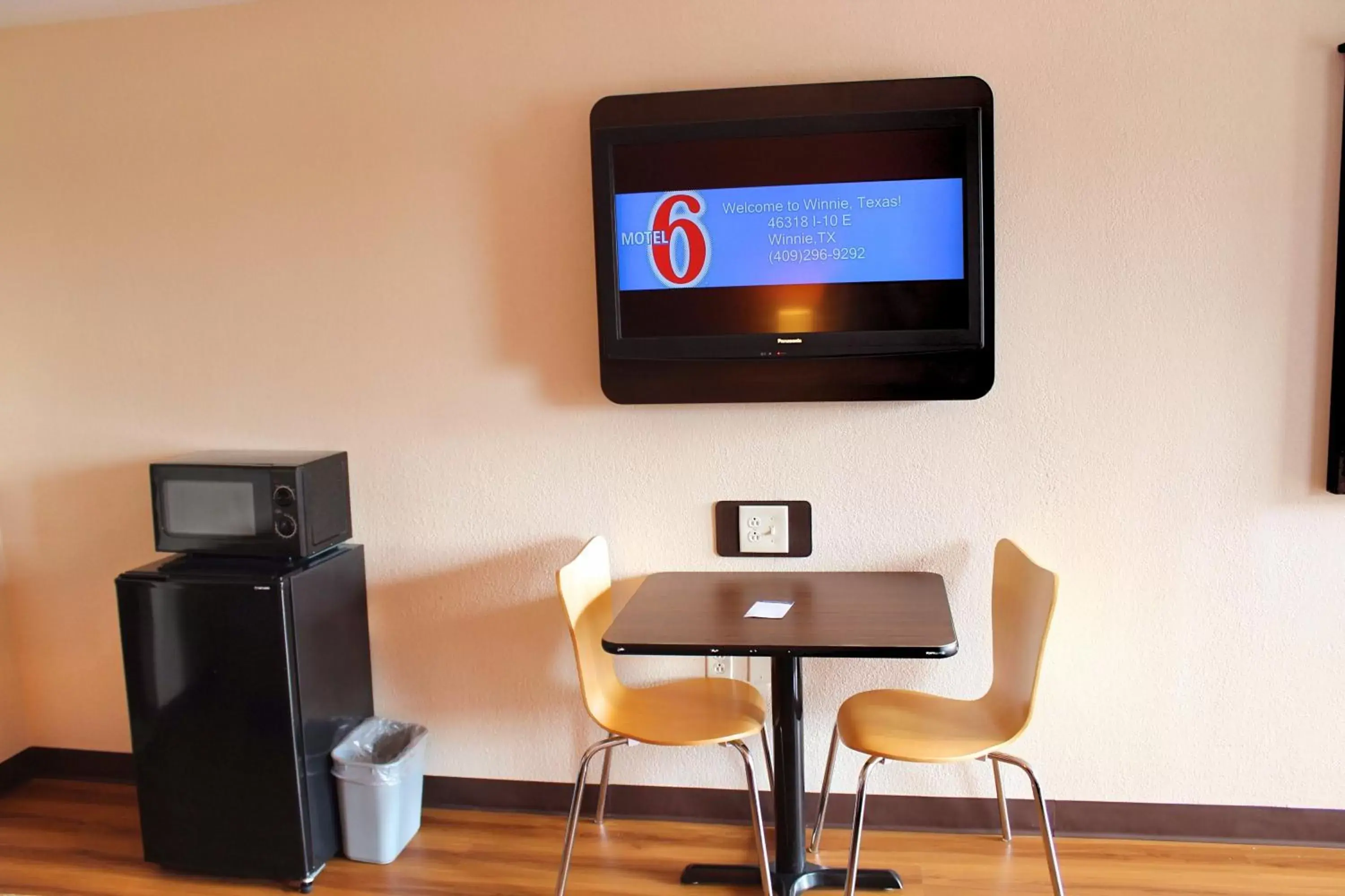 Dining area, TV/Entertainment Center in Motel 6-Winnie, TX