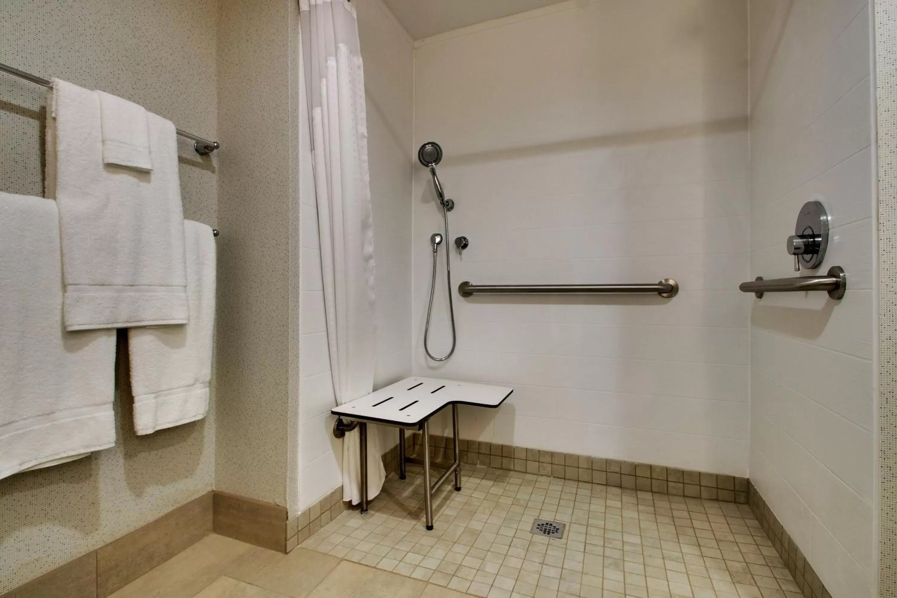 Photo of the whole room, Bathroom in Holiday Inn Express - Lexington East - Winchester, an IHG Hotel