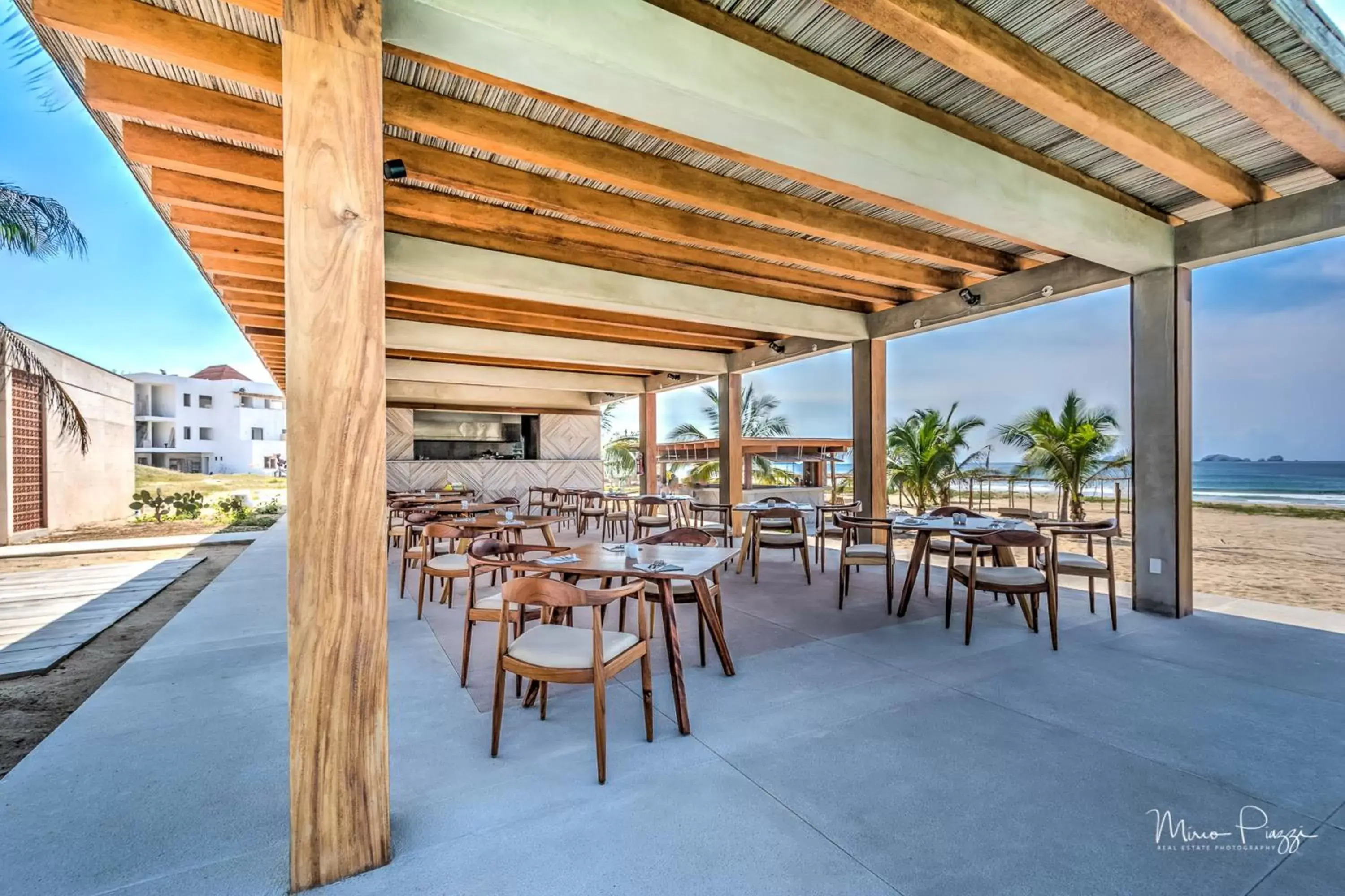 Restaurant/Places to Eat in Marea Beachfront Villas