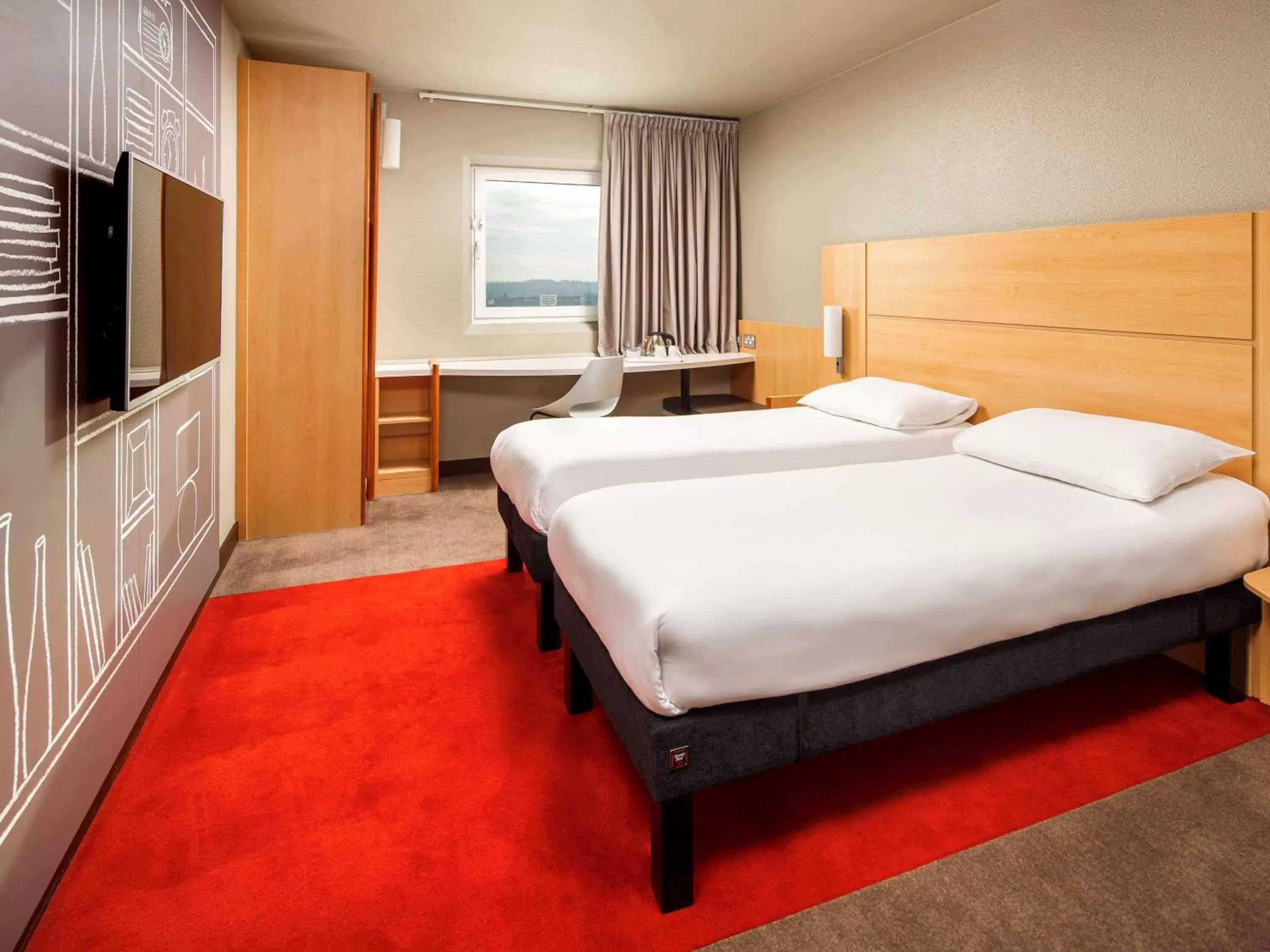 Photo of the whole room, Bed in ibis London Wembley
