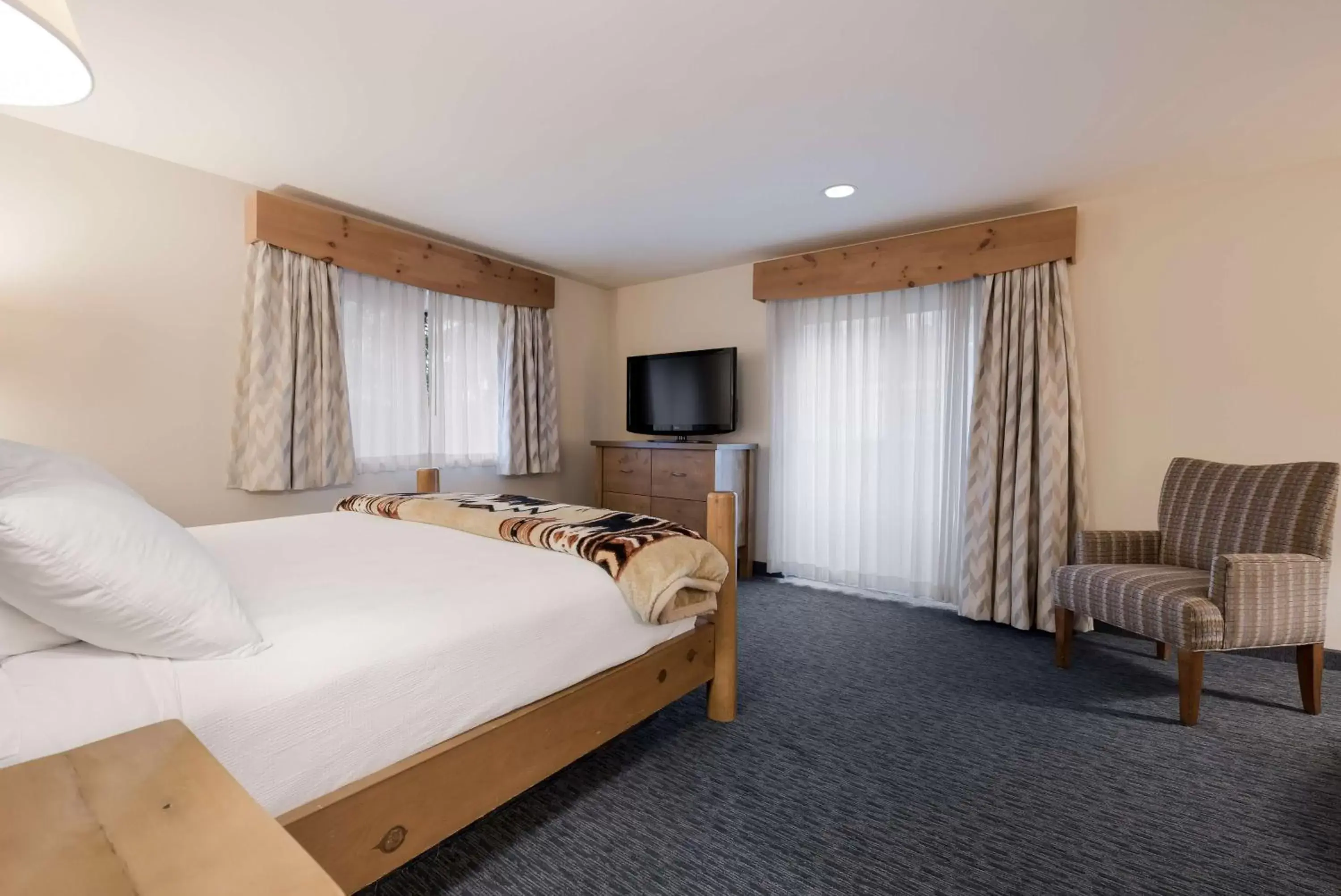 Bedroom in Best Western Plus Kentwood Lodge