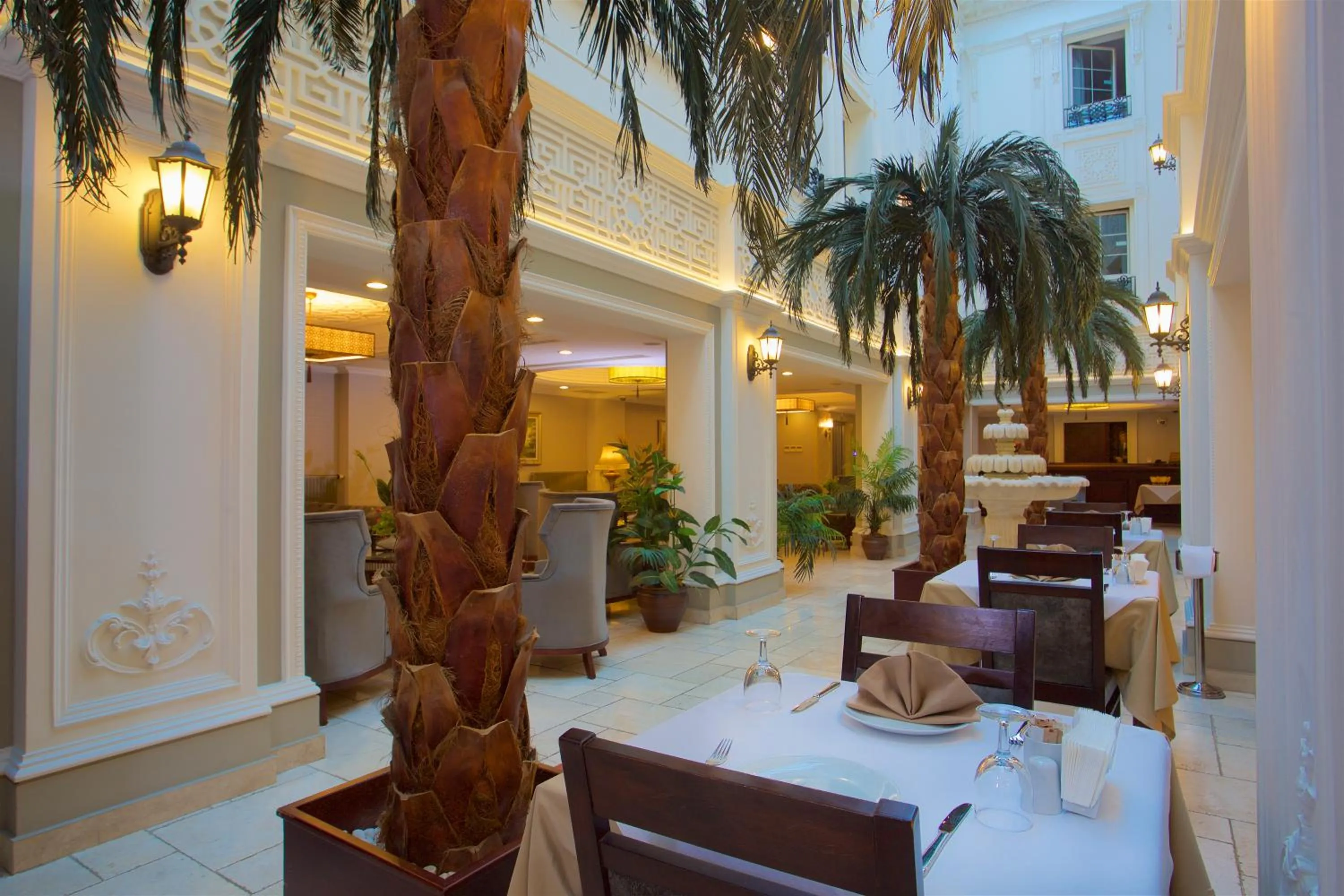 Restaurant/places to eat in Emporium Hotel