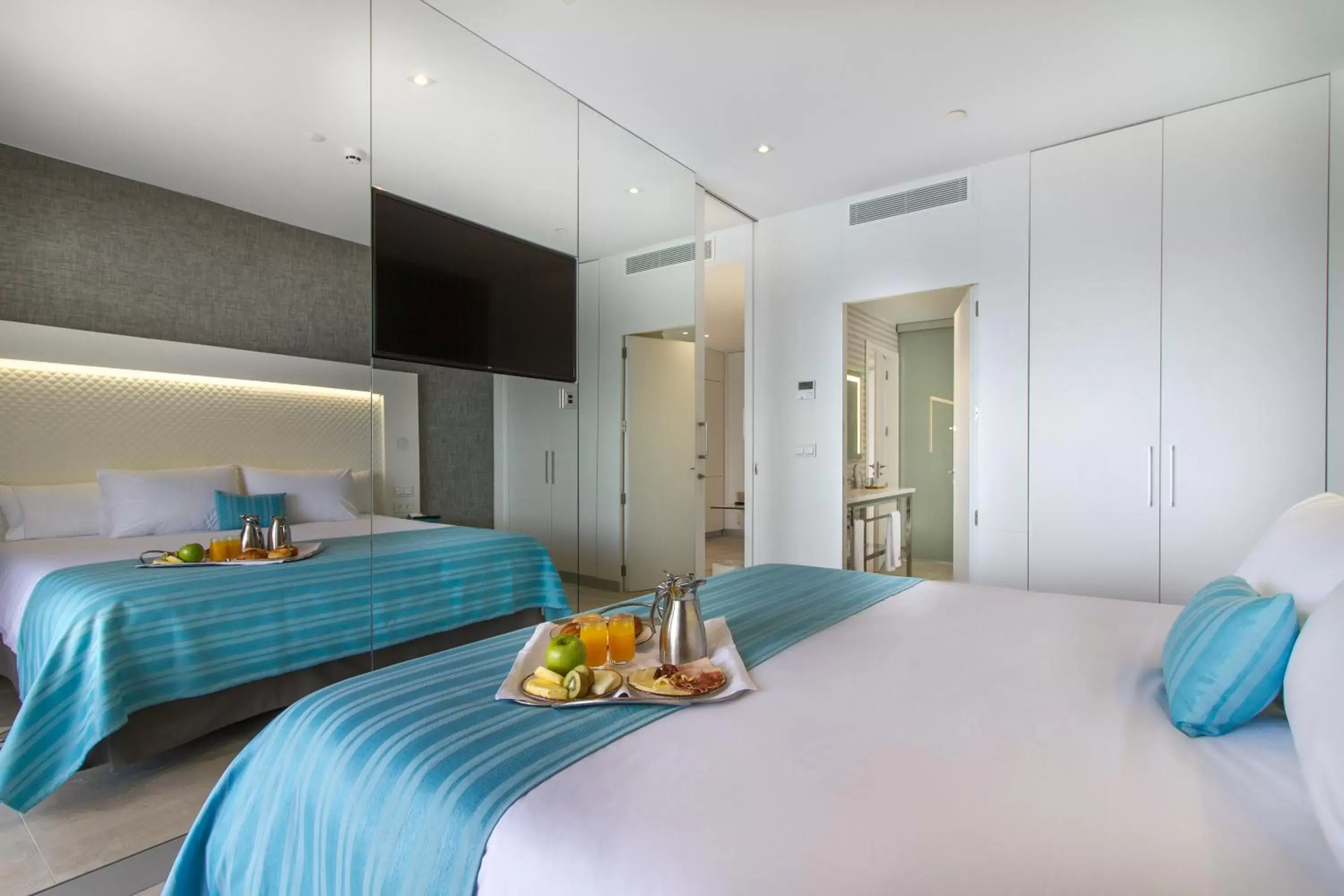 Bedroom, Bed in Suitopía - Sol y Mar Suites Hotel